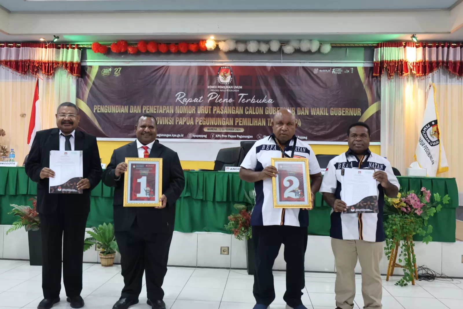 Foto bersama Paslon nomor urut 1 Jhon Tabo - Ones Pahabol, dan Paslon nomor urut 2 kepada Befa Yigibalom - Natan Pahabol bersama 3 Komisioner KPU Papua Pegunungan. (Cenderawasi Pos/Denny)