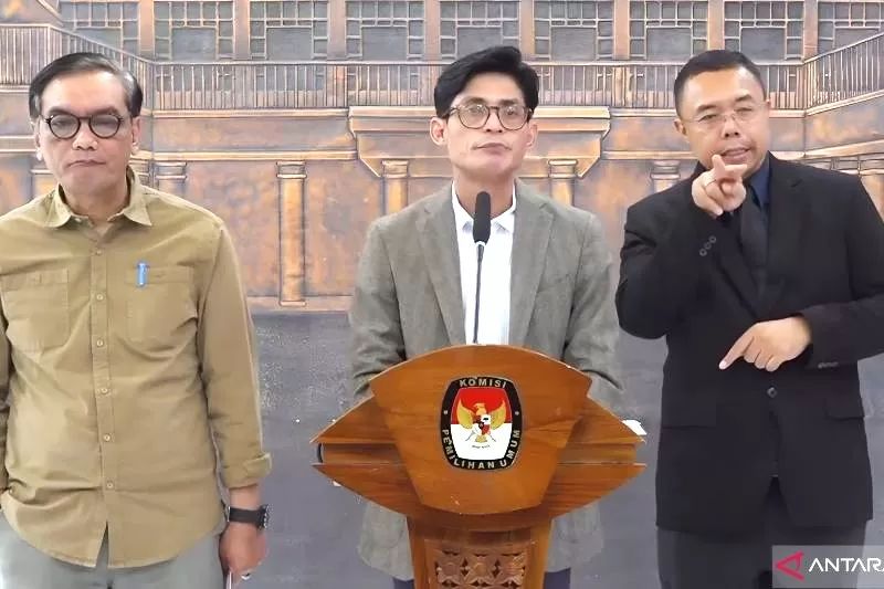 Anggota KPU RI August Mellaz (tengah) memberikan keterangan pers di Kantor KPU RI, Jakarta, Senin (23/9/2024). ANTARA/Narda Margaretha Sinambela