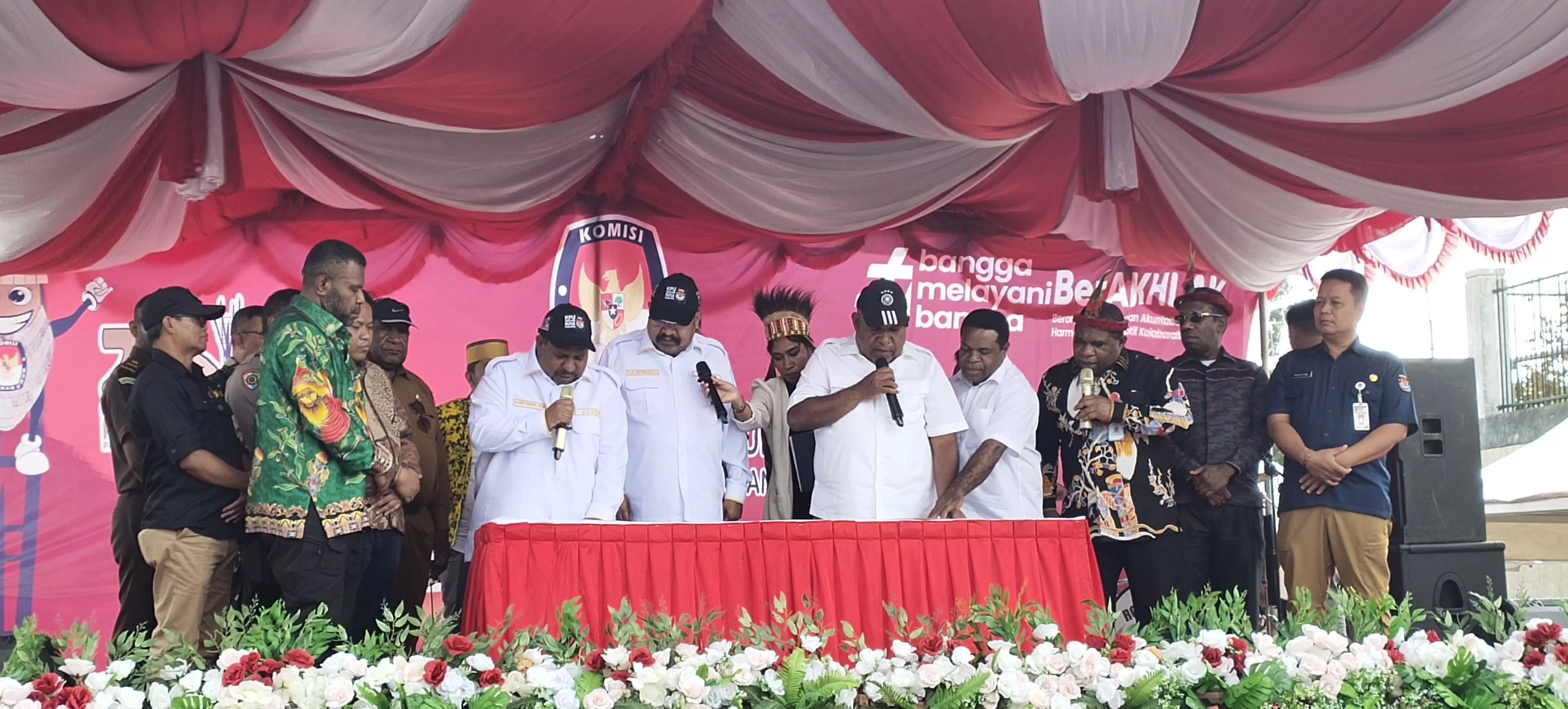 Dua Paslon Gubernur dan Wakil Gubernur Papua Pegunungan bersama KPU Provinsi Papua Pegunungan saat deklarasi kampanye damai di depan tugu salib Wio Silimo Wamena Selasa (24/9/2024.  ((Denny/Cenderawasih Pos))