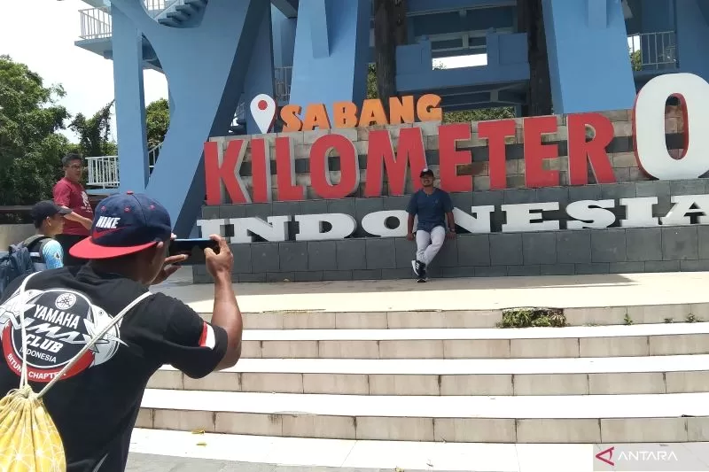 Pengunjung berfoto pada ikon Tugu Nol Kilometer Indonesia di Kota Sabang, Pulau Weh, Aceh, Sabtu (14/9/2024). ANTARA/Dewa Ketut Sudiarta Wiguna  &nbsp;