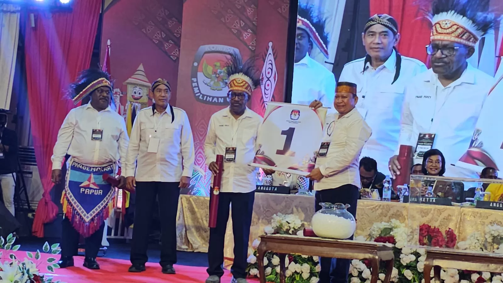 Frans Pekey-Mansur ketika mengambil nomor undian nomor urut 1 di Pleno KPU Kota Jayapura. (Foto: HANS PALEN/CEPOSONLINE.COM)