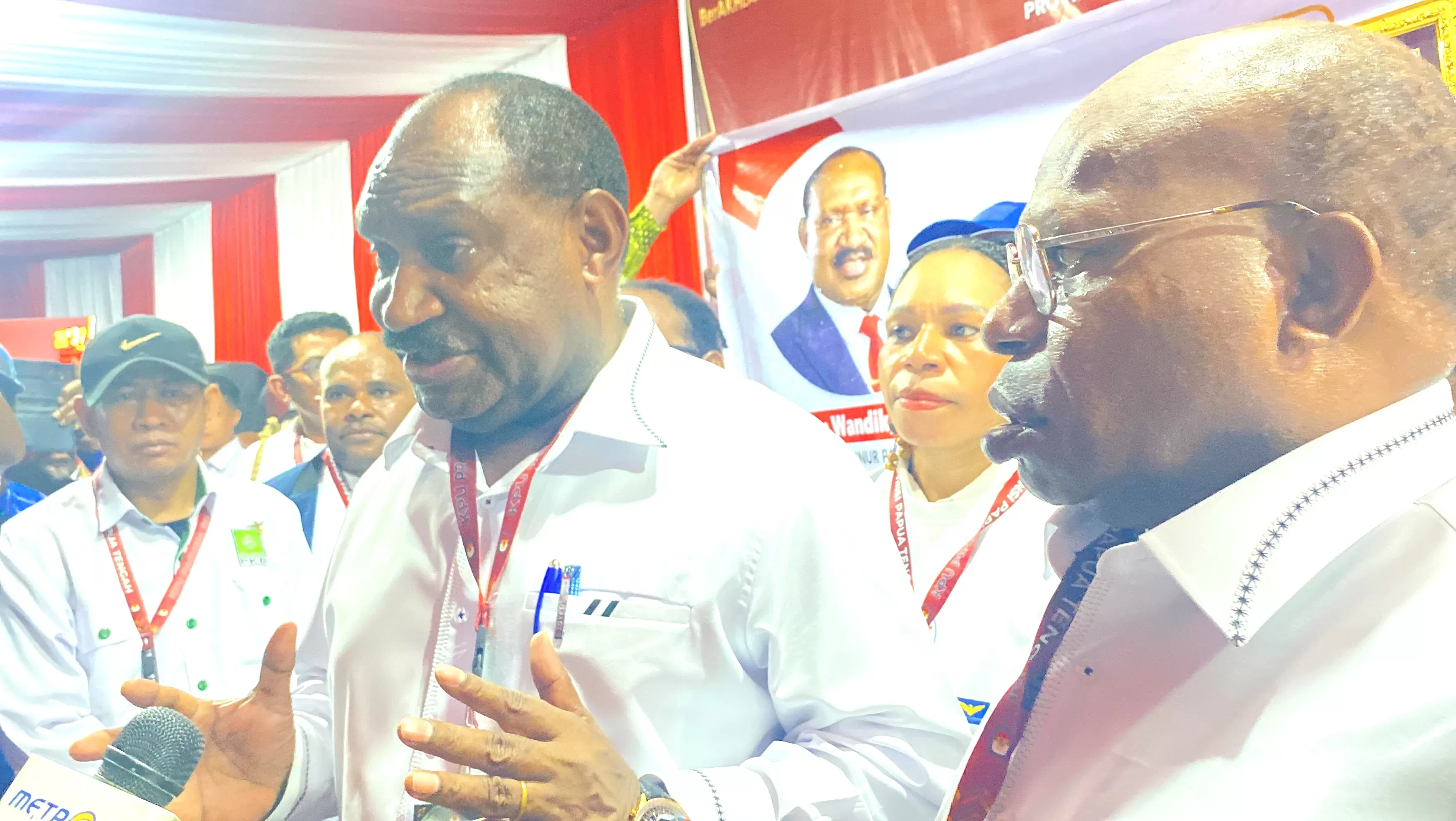 Paslon Gubernur dan Wakil Gubernur Papua Tengah, Willem Wandik dan Aloysius Giyai didampingi istri dan partai pengusung saat memberikan keterangan pers, Senin (23/9/2024).  ((CENDERAWASIH POS/Theresia F. Tekege))