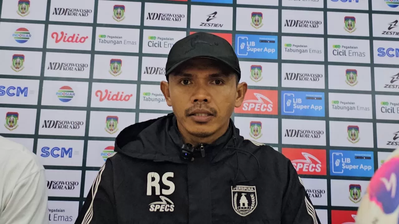 Pelatih Persipura Jayapura Ricardo Salampessy saat memberikan keterangan pers usai kekalahan Persipura atas Persela di Stadion Mandala. (Ceposonline.com Hans Palen)
