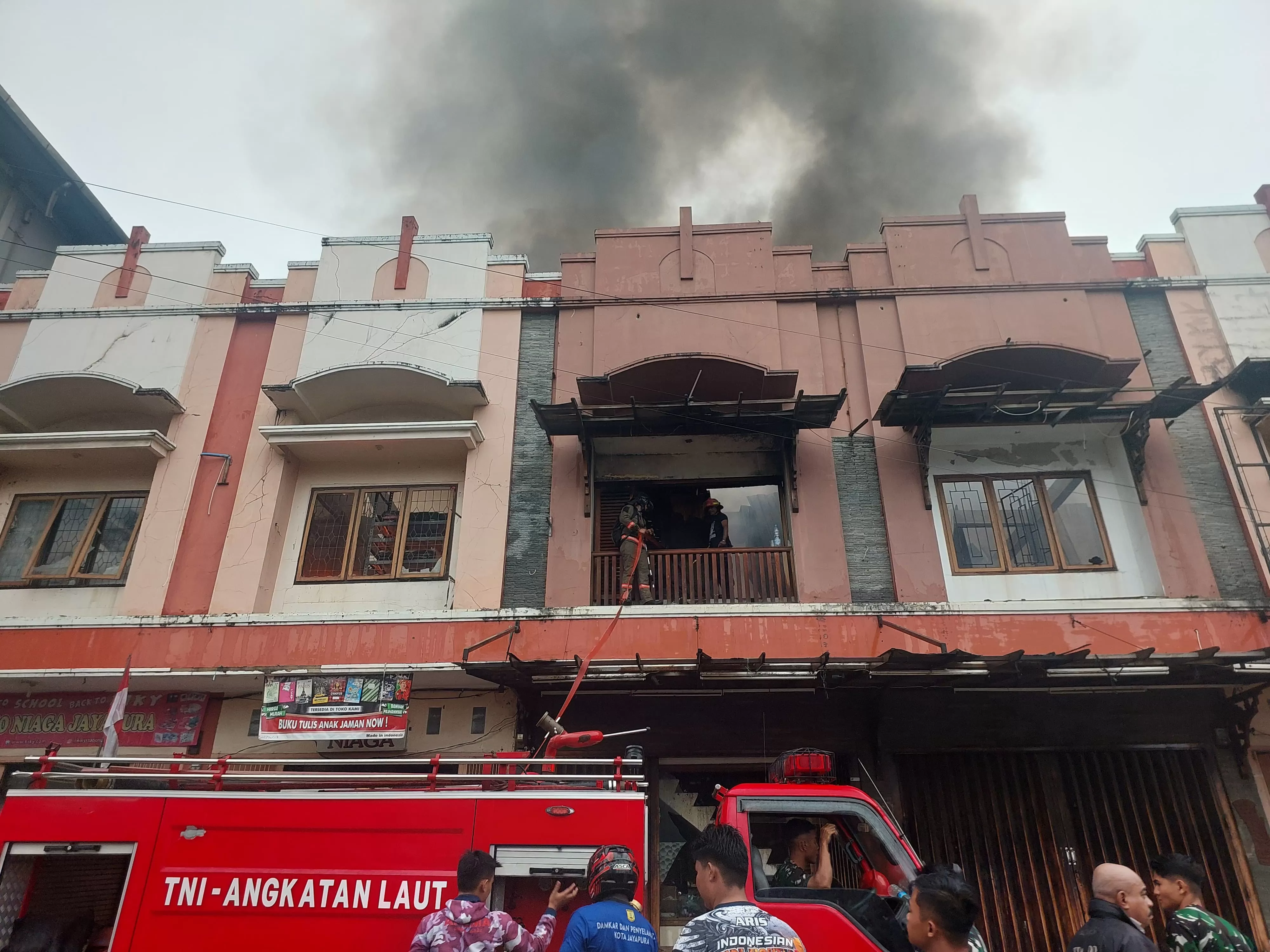 Tampak Gepulan Asap Keluar dari Lantai Dua Toko Niaga Jayapura. (CENDERAWASIH POS/Karolus Daot)