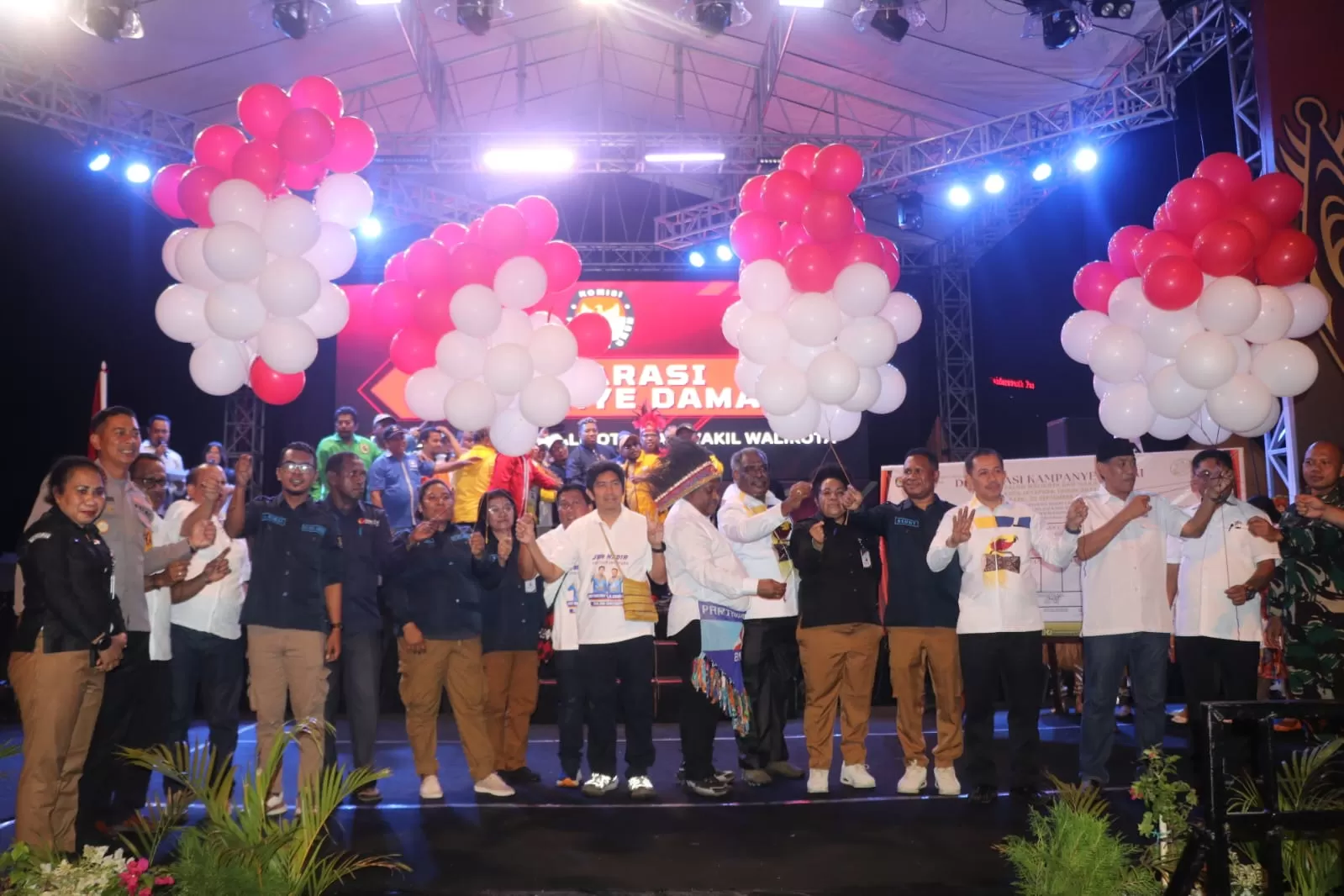 Jajaran KPU beserta keempat Paslon saat melepaskan balon udara saat Deklarasi kampanye damai di lapangan Karang PTC, Rabu (25/09/2024)(CEPOSONLINE.COM/Mustakim Ali)