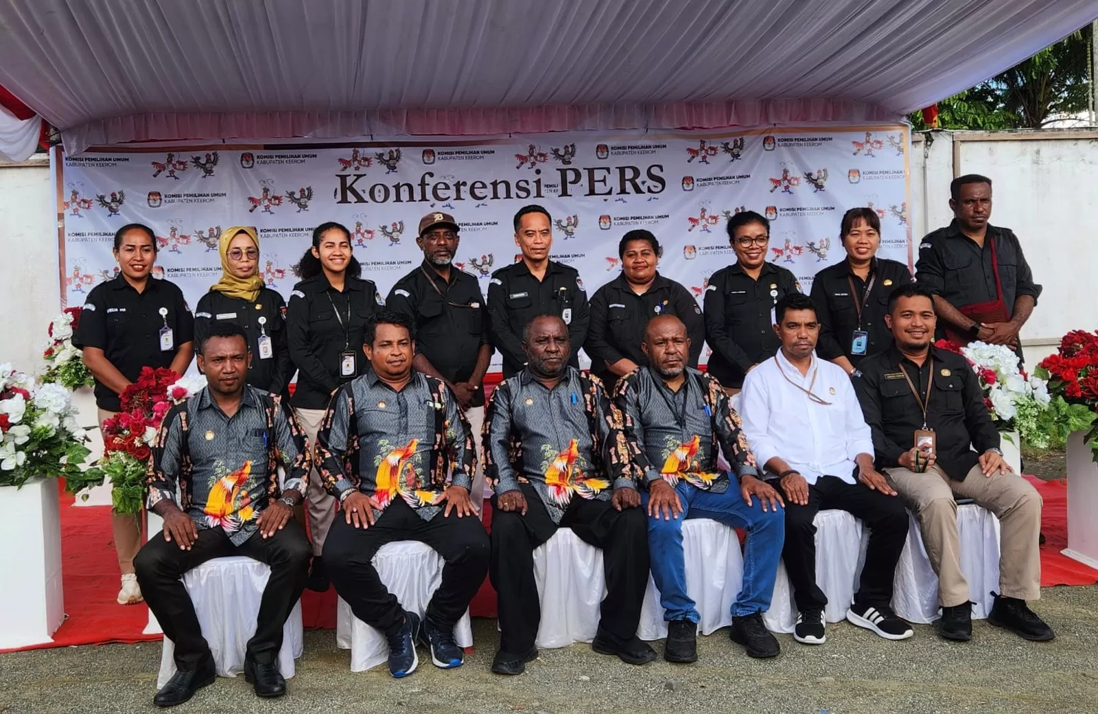 &nbsp;Pose bersama jajaran KPU Kabupaten Keerom. (CEPOSONLINE.COM/Mustakim Ali)
