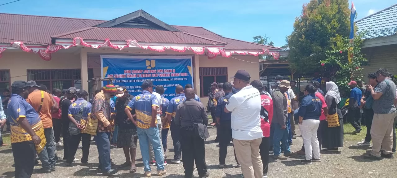 ASN PUPR Papua Tengah saat sampaikan Aspirasi kepada Asisten I Papua Tengah, Menase Kadepa.&nbsp;(CENDERAWASIH POS/Theresia F. Tekege)