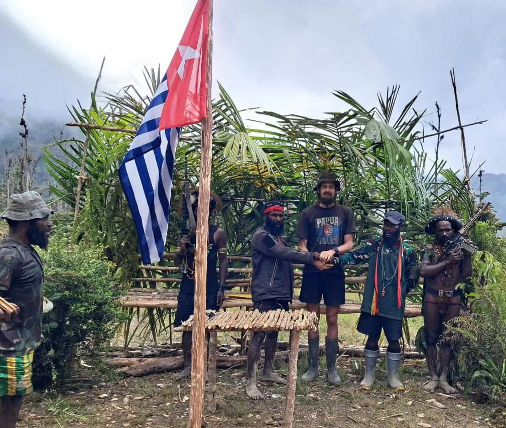 Proses penyerahan pilot yang dilakukan TPN OPM Pimpinan Egianus Kogoya belum lama ini