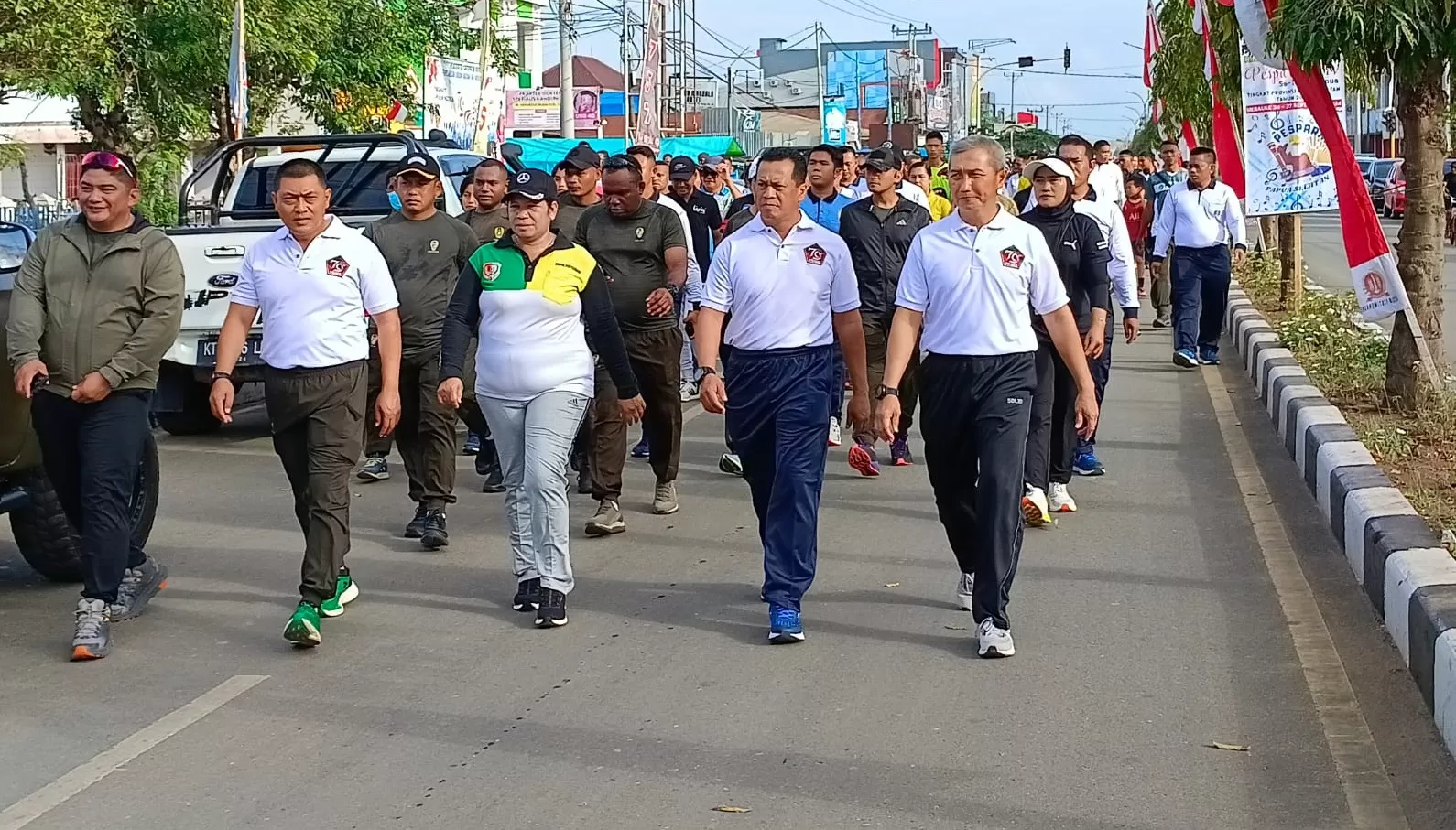  Dalam rangka memeriahkan HUT ke-79 TNI tahun 2024, ribuan warga yang terdiri dari TNI-Polri dan masyarakat mengikuti jalan dan senam sehat  (Ceposonline.com/Sulo )