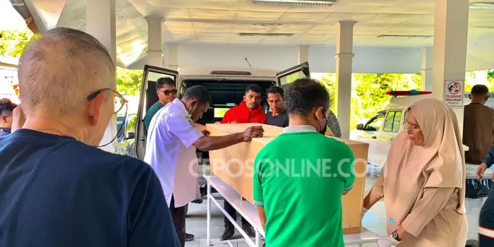 Pendaki berinisial HT (60) yang dilaporkan meninggal dunia saat melakukan pendakian ke Puncak Gunung Cartenz pada 23 September lalu berhasil dievakuasi ke Mimika, Papua Tengah, Selasa (1/10/2024).  (CENDERAWASIH POS/Wahyu Welerubun)