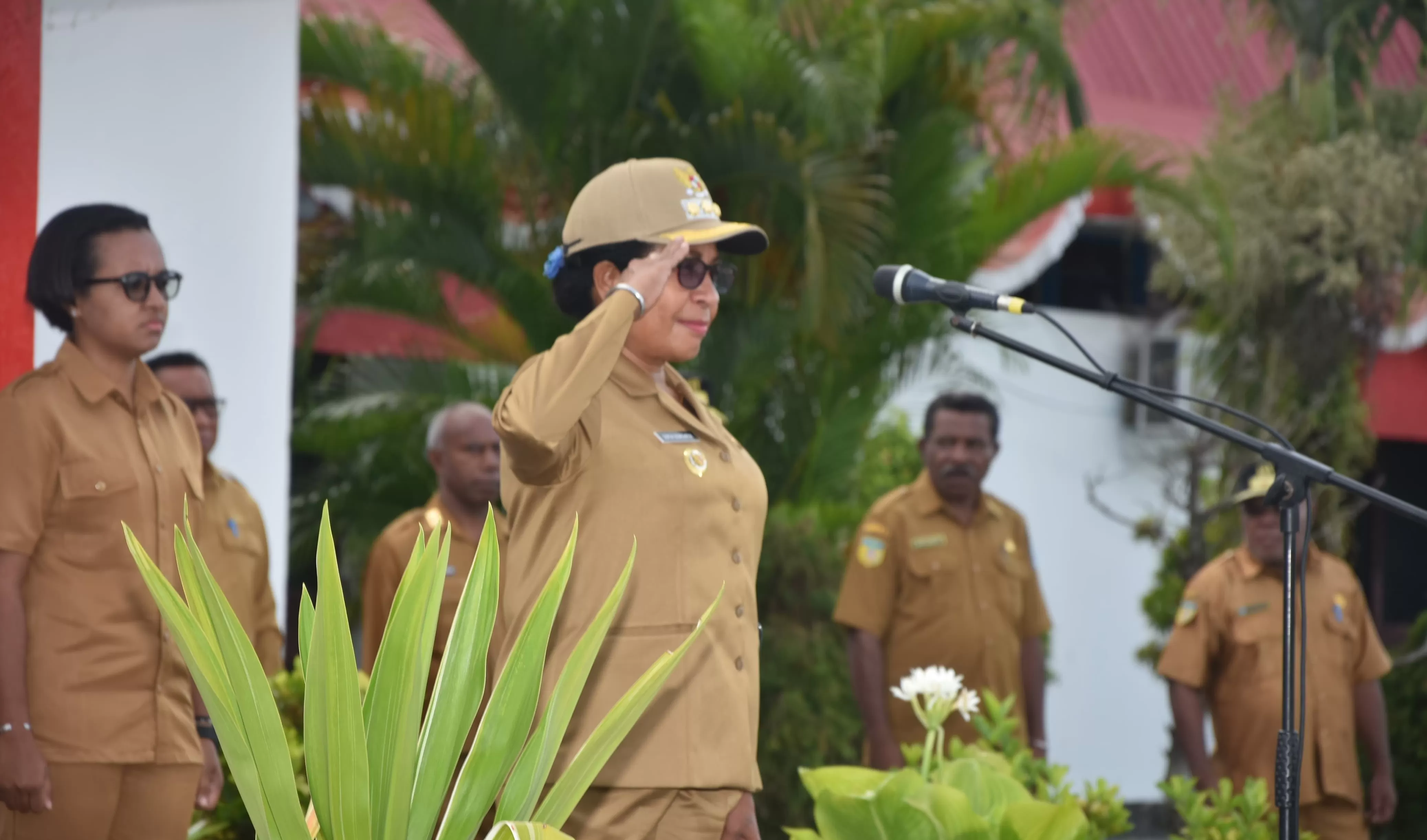 Pj Bupati Biak Numfor, Sofia Bonsapia, saat memimpin apel pagi di lingkungan Pemkab Biak Numfor. (CENDERAWASIH POS/Ismail)