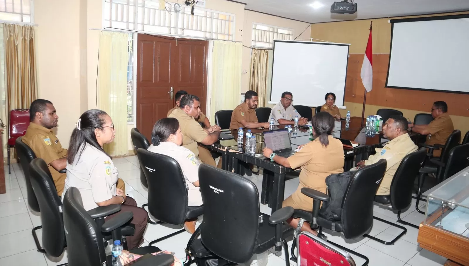 Pj Bupati Biak Numfor, Sofia Bonsapia, meminta Organisasi Perangkat Daerah (OPD) segera lakukan serapan anggaran dan menyusun laporan dalam waktu dekat. (CENDERAWASIH POS/Ismail)