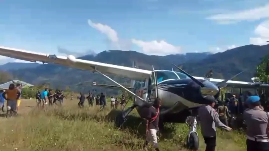 Pesawat Smart Air Aviaton Cakrawala dilaporkan tergelincir di Kampung Pogapa, Distrik Homeyo, Kabupaten Intan Jaya, Provinsi Papua Tengah, Rabu (2/10/2024). (HUMAS POLDA PAPUA)