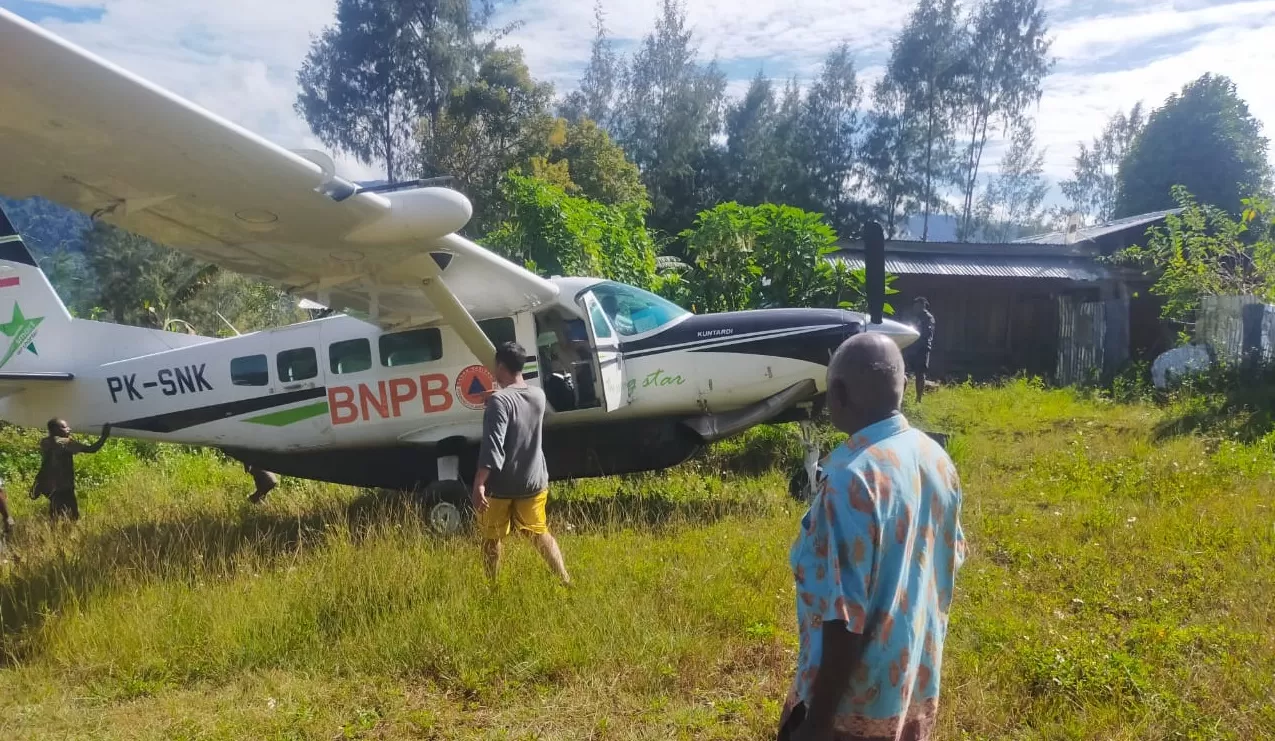 Kecelakaan menimpa Pesawat Smart Air di Intan Jaya, Papua Tengah, Rabu (2/10/2024). Pesawat dengan nomor register PK-SNK itu tergelincir di landasan pacu Kampung Pogapa, Distrik Homeyo. (HUMAS POLDA PAPUA)