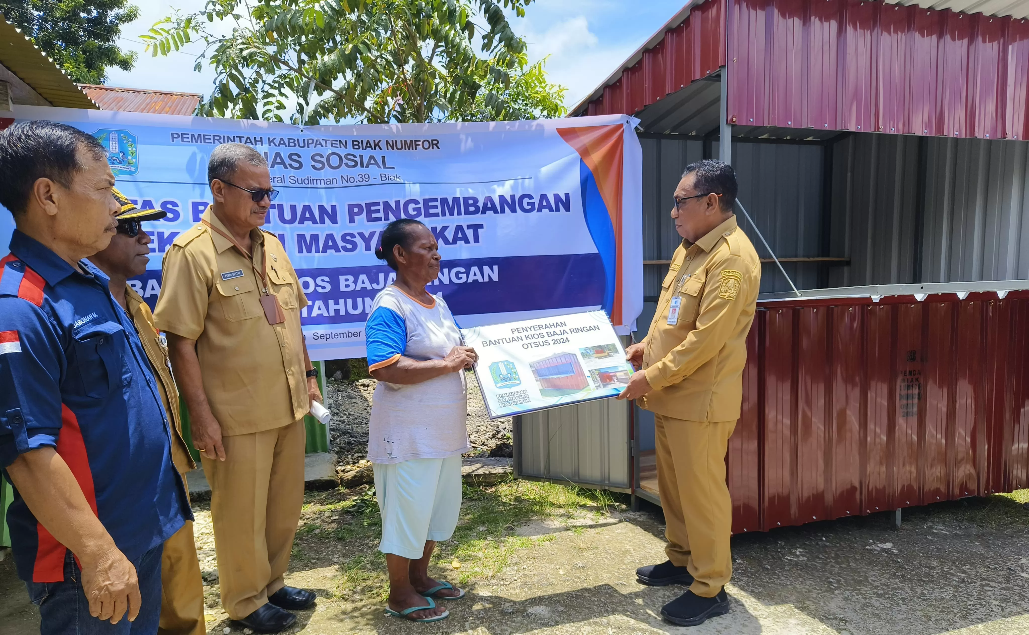 Salah satunya dengan mendorong berbagai upaya lintas sektor dalam memberikan peluang-peluang usaha, membuka pelatihan-pelatiham, bantuan modal usaha hingga bantuan temapt usaha. (CENDERAWASIH POS/Ismail)