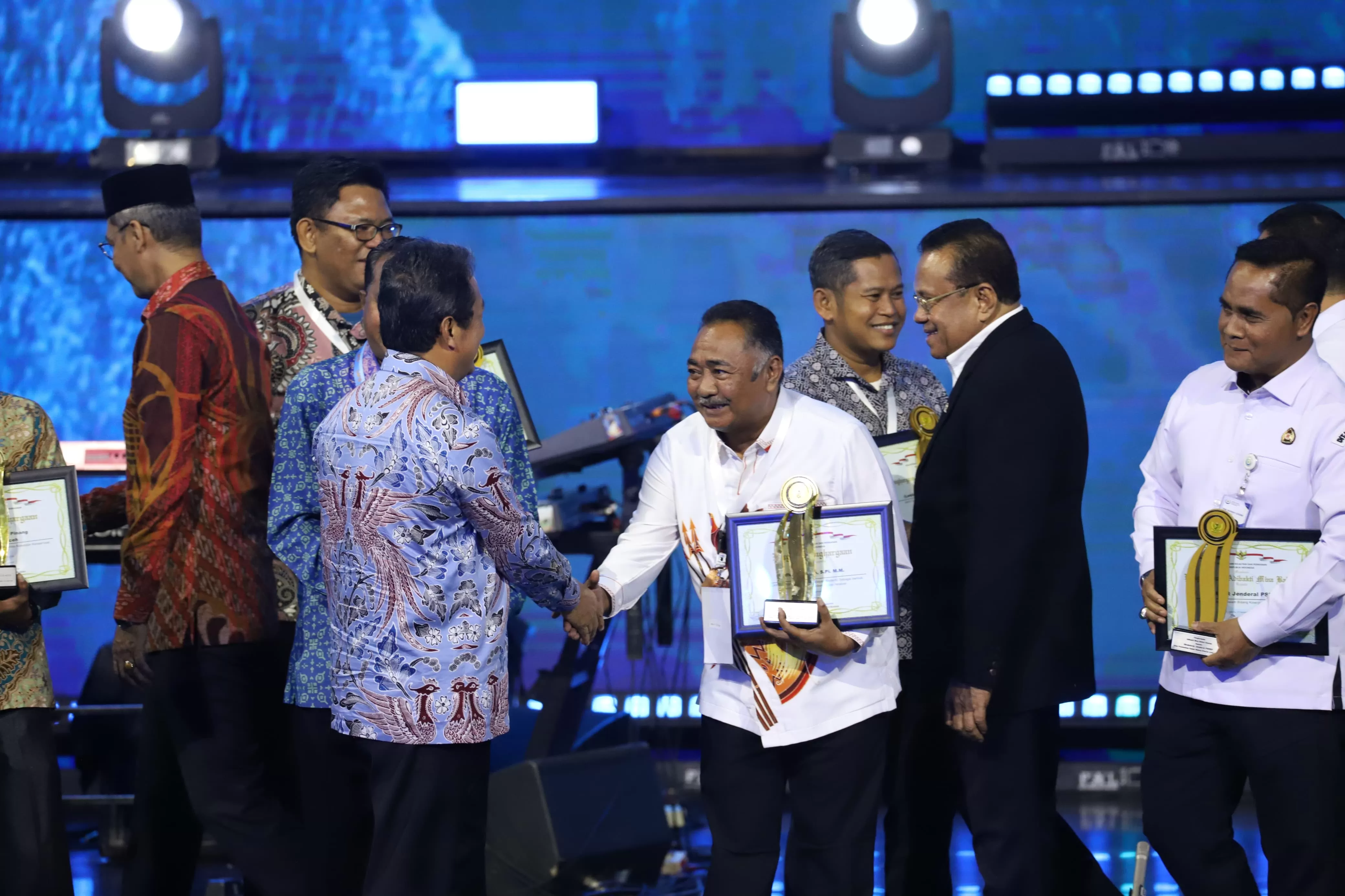 Kadis Perikanan Kabupaten Biak Numfor Effendy Igirisa saat menerima penghargaan sebagai Tokoh Pendorong Ekonomi Masyarakat Kelautan dan Perikanan melalui program Kampung Nelayan Modern (Kalamo) di Bia