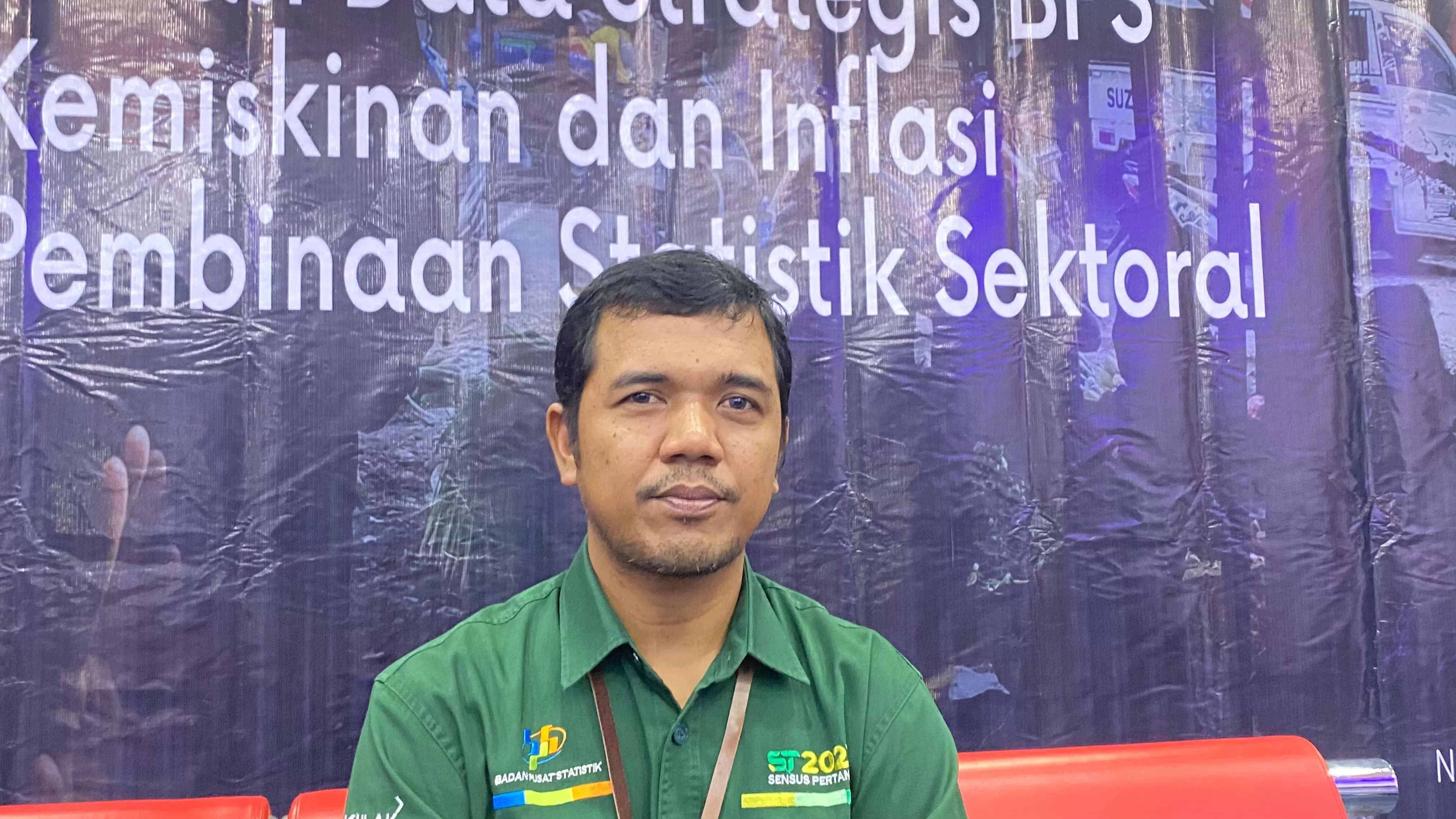 Kepala BPS Nabire, Dio Benuvin Perkasa Ginting saat diwawancarai di aula LPP RRI Nabire, Kamis, (3/10/2024).  (CENDERAWASIH POS/THERESIA F TEKEGE)