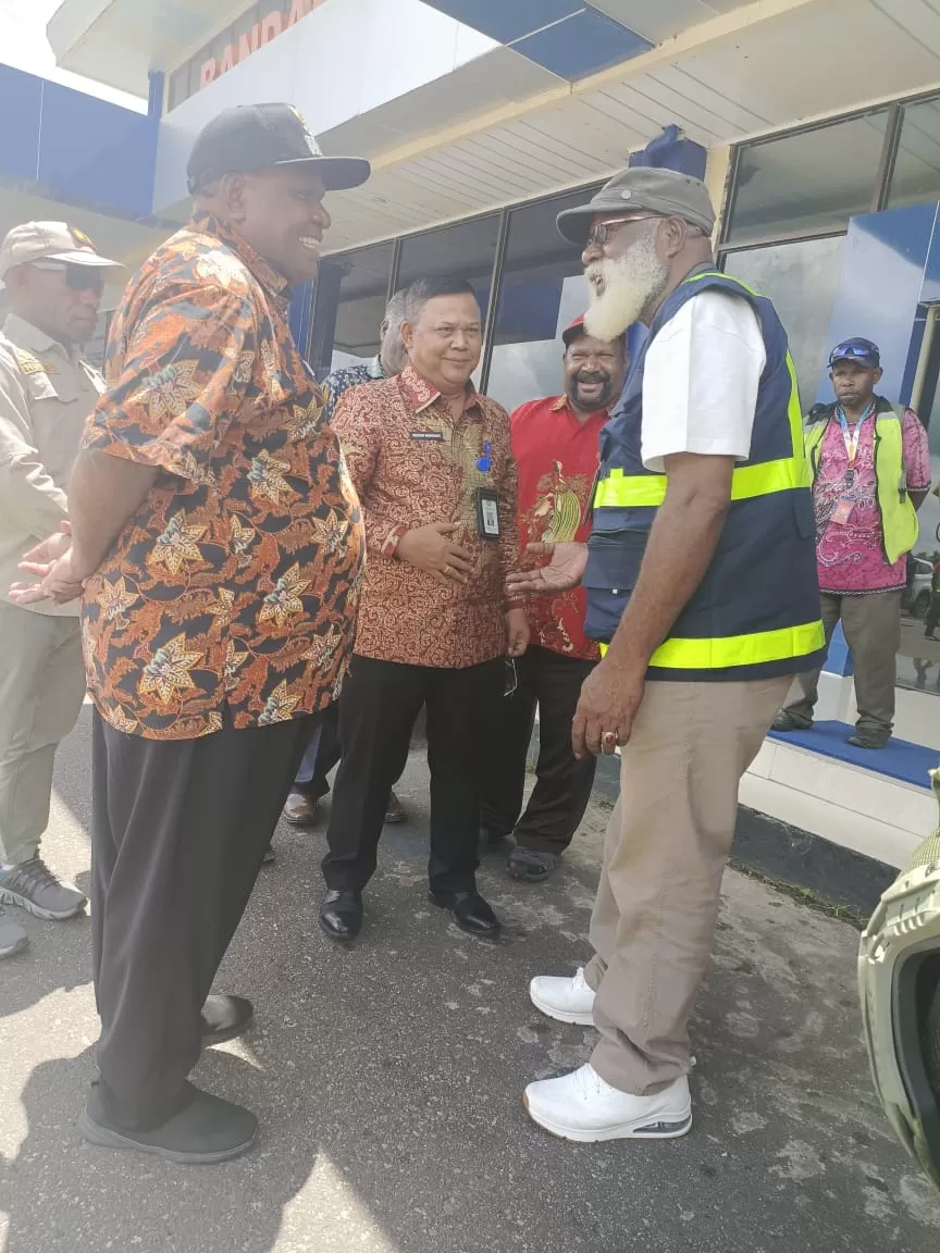 Pjs Bupati Yahukimo Yakobus Way didampingi Sekda Redison Manurung saat berbincang dengan petugas Bandara saat sidak di Bandara Nop Goliat Dekai, Jumat (4/10/2024). (Ceposonline.com/Humas Yahukimo)  