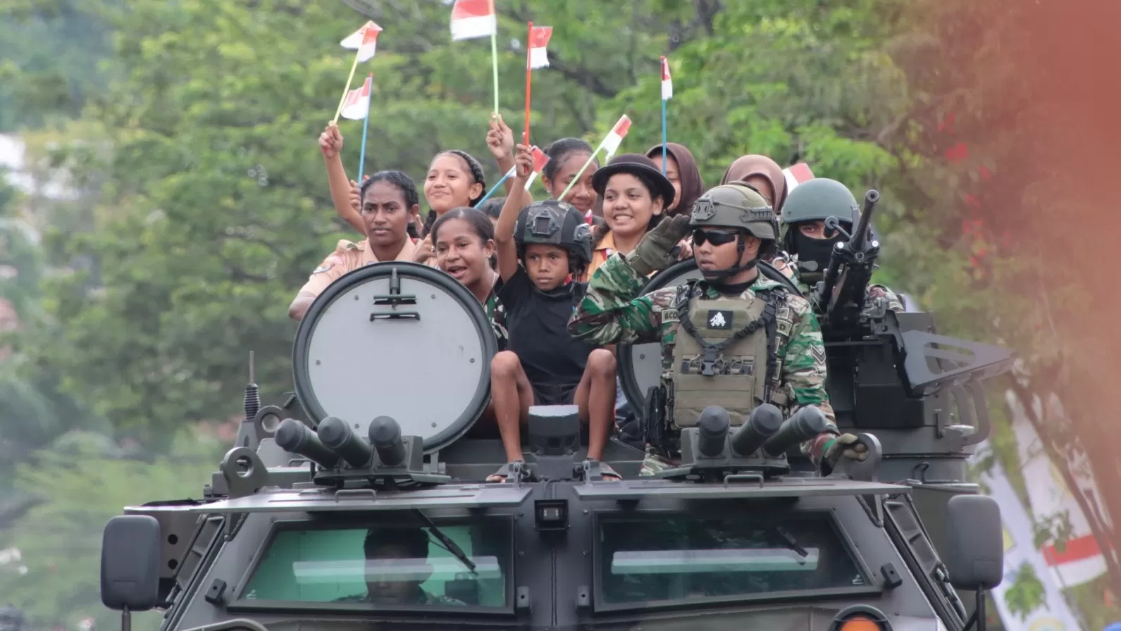 Beberapa warga Kota Jayapura yang diajak mengendarai alutsista TNI dalam parade defile pada HUT TNI ke 79 yang digelar di Lapangan Trisila, Jayapura, Sabtu (5/10/2024) (CENDERAWASIH POS/GAMEL)