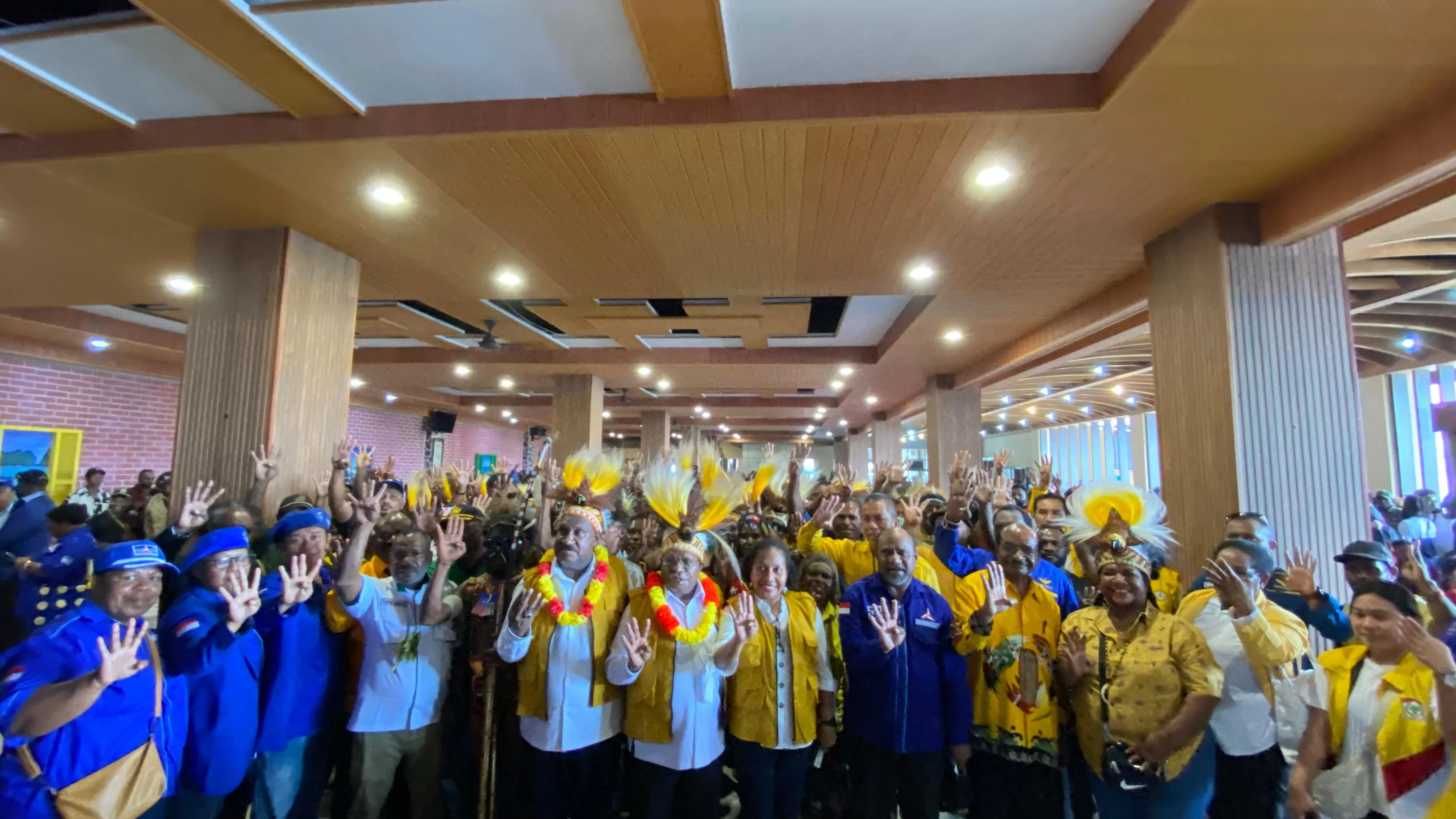 Paslon Gubernur dan Wakil Gubernur Papua Tengah Nomor urut 4, Willem Wandik dan Aloysius Giyai saat foto bersama dengan tim koalisi partai pemenangan dan pendukung, relawan bersama masyarakat  Timika  (Dok pribadi WAGI)