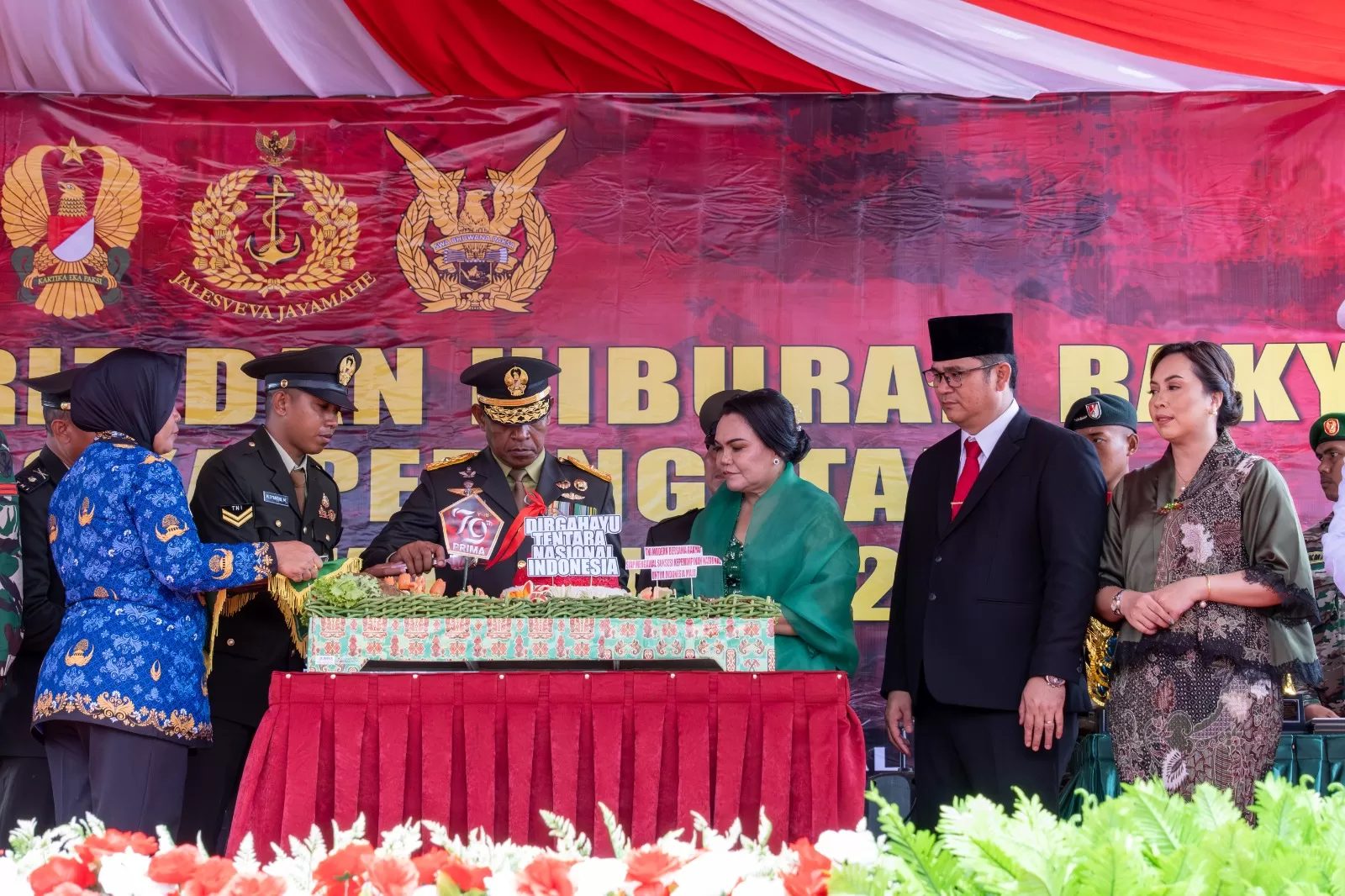 Pj Sekda Papua Tengah, Anwar Harun Damanik dan Jajaran Pimpinan Forkopimda Papua Tengah foto bersama usai menghadiri peringatan HUT TNI ke - 79 di Halaman Bandar Udara Lama Nabire. (Humas Pemprov).