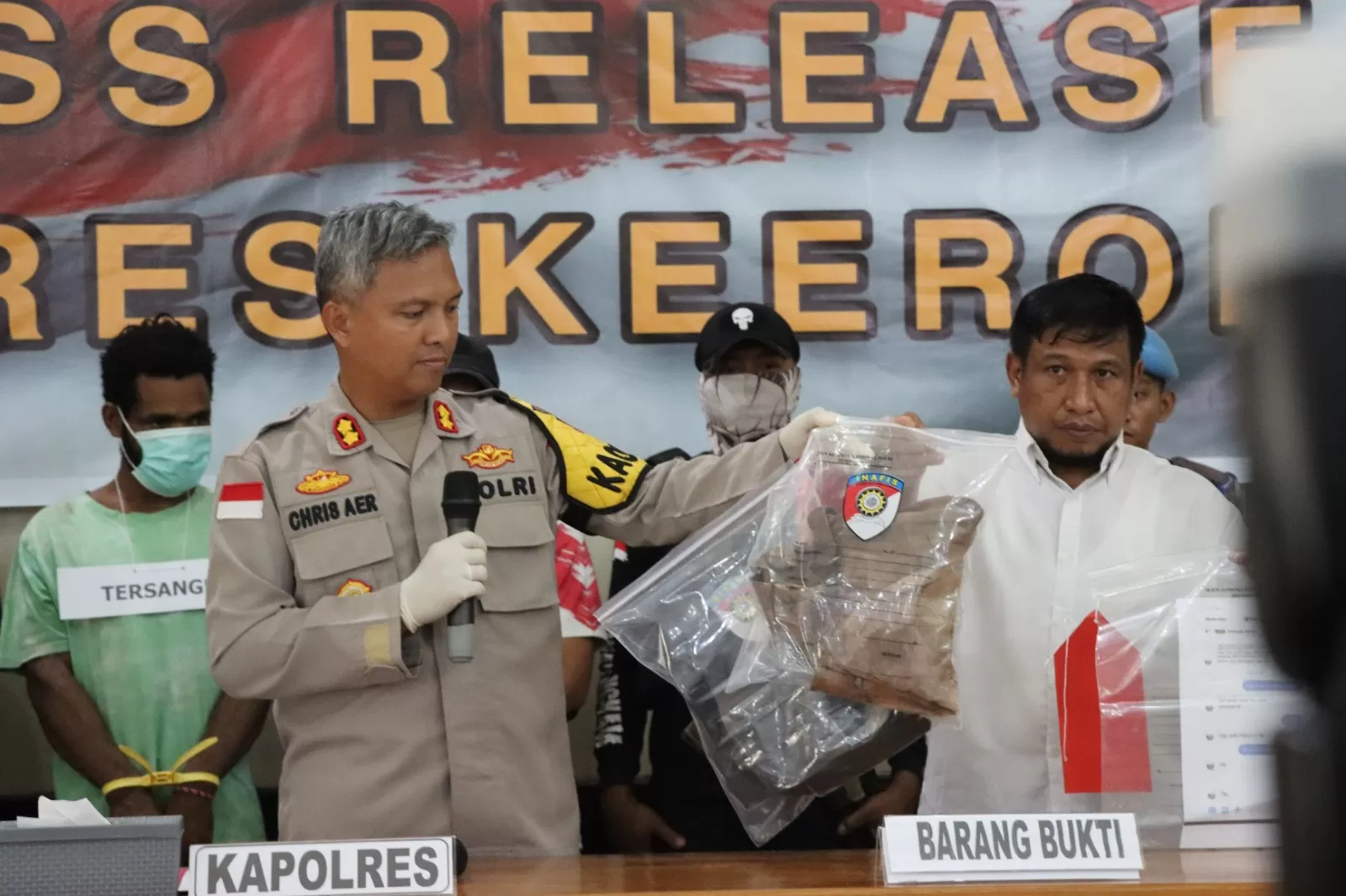 Kapolres Keerom, AKBP Christian Aer menunjukkan sejumlah barang bukti dalam pres rilis di Mapolres Keerom, Selasa (08/10/2024). (Takim/ceposonline.com)