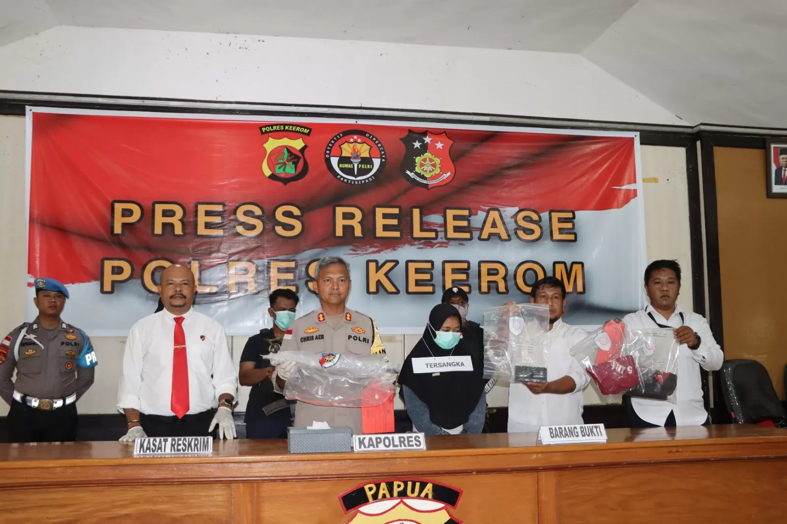Polres Keerom saat melaksanakan Pres Release kasus Penganiayaan di Keerom, Selasa (08/10/2024). ). (Takim/ceposonline.com)