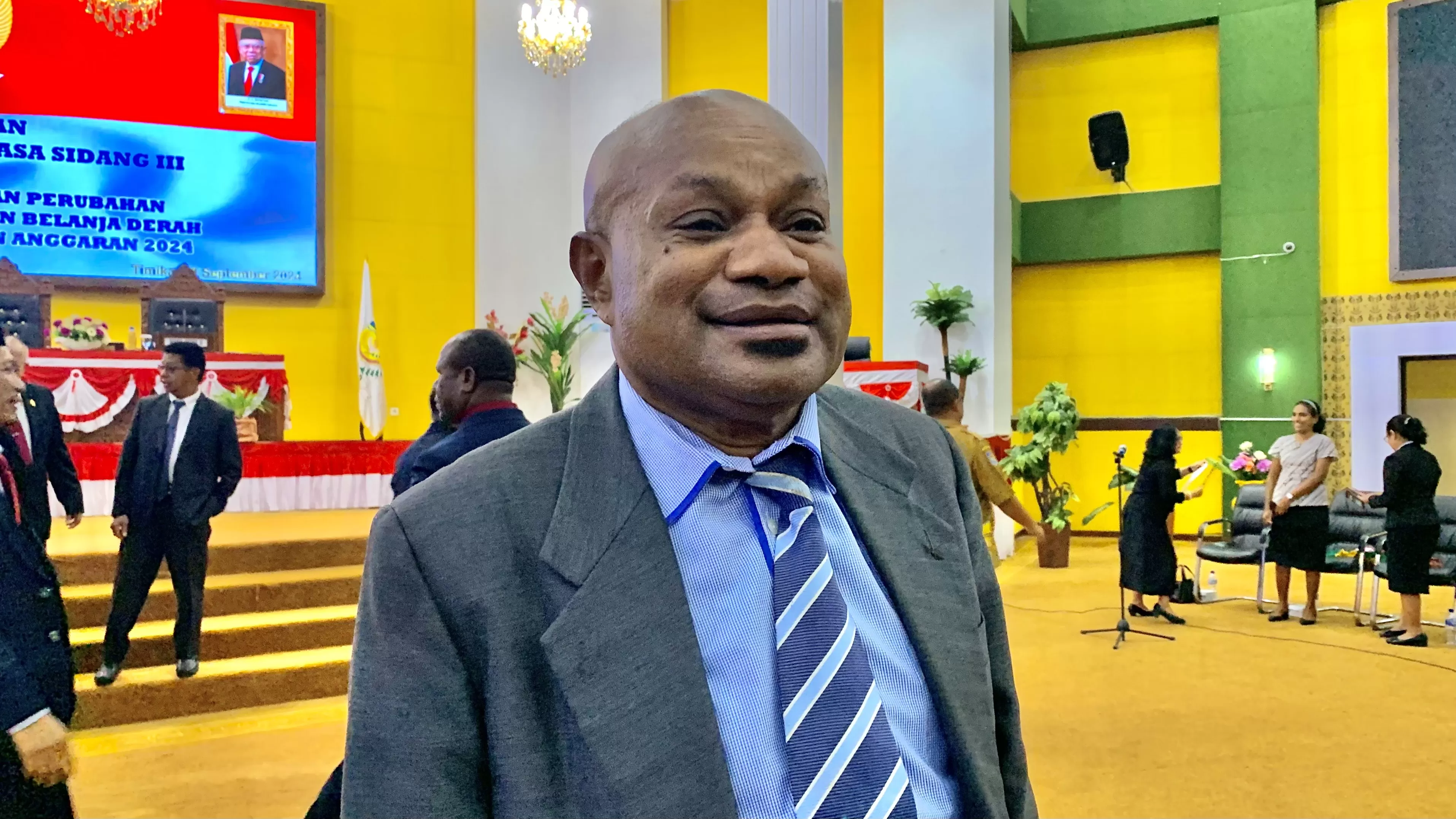 Kepala Dinas Perpustakaan dan Arsip Daerah Kabupaten Mimika, Dantje Nere, bicara soal program afirmasi bagi anak-anak OAP di Mimika. (CENDERAWASIH POS/WAHYU WELERUBUN)