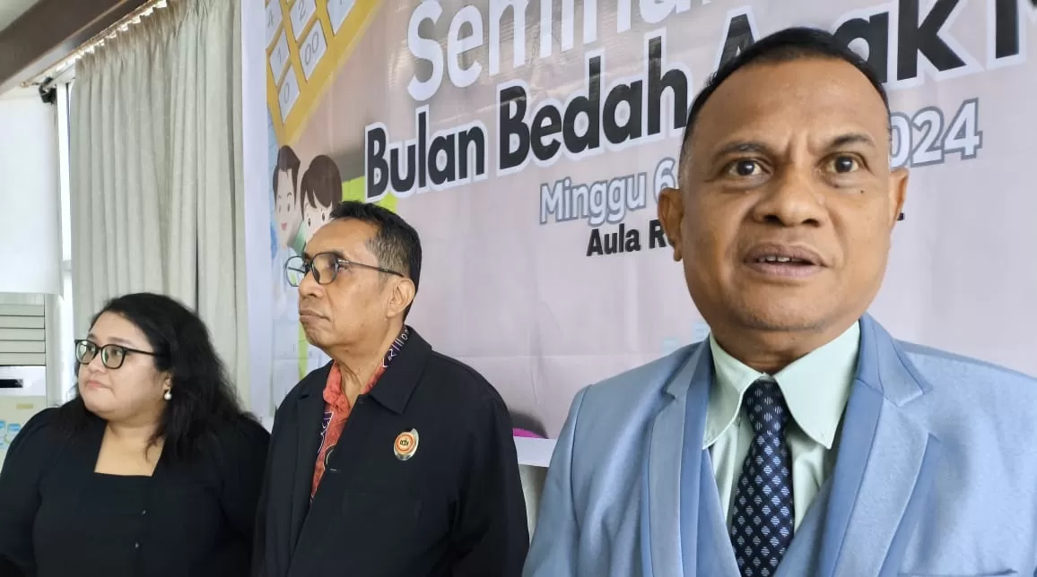 Dian Nirmala Sari Sirait, Donald Aronggear, dan Aaron Rumainum dalam Seminar Awam Bulan Bedah Anak di RSUD Jayapura. (CENDERAWASIH POS/GAMEL)