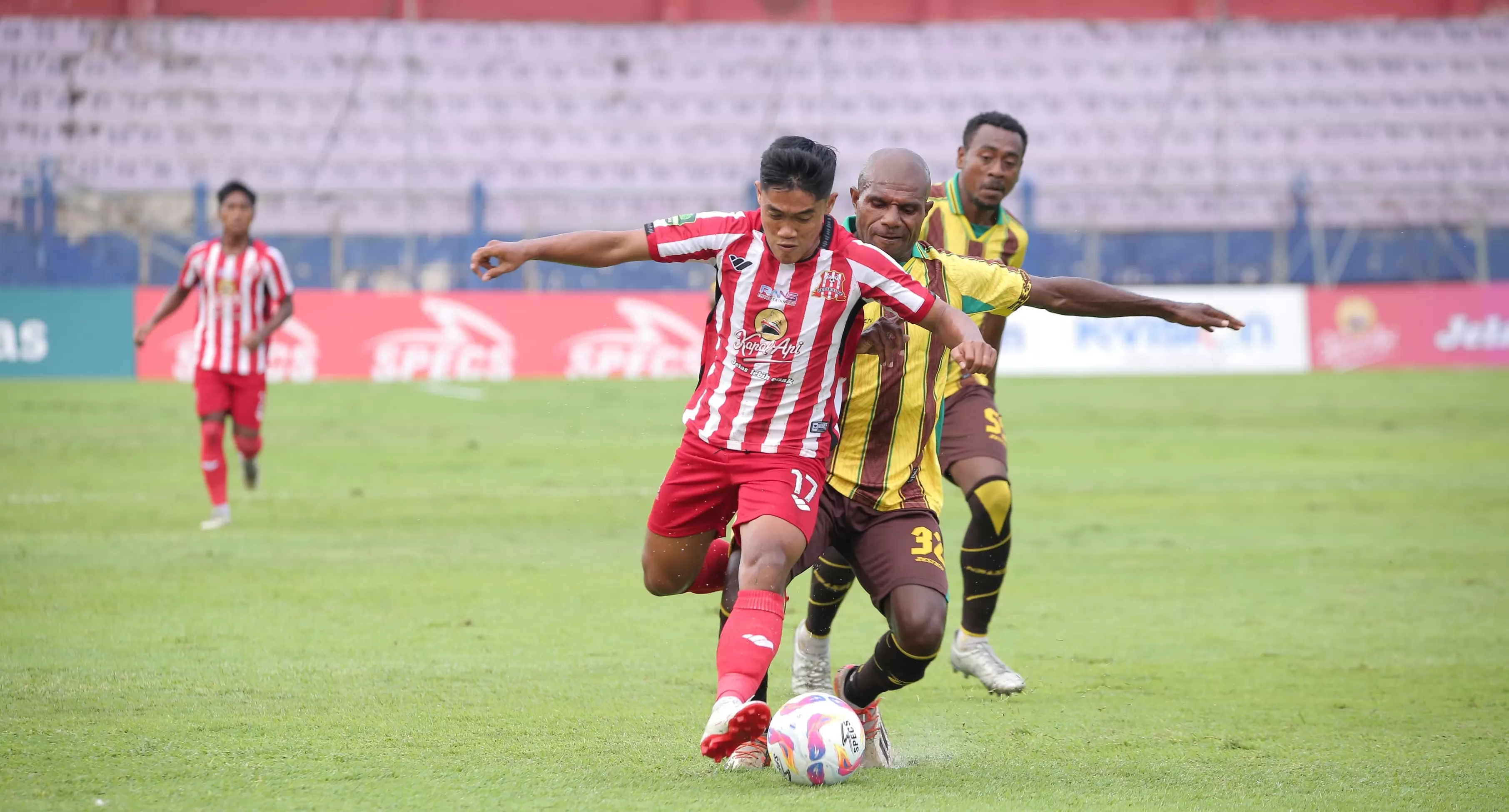 Pemain Persewar saat duel melawan tim Deltras Sidoarjo, Minggu (6/10). (CENDERAWASIH POS/ISMAIL)