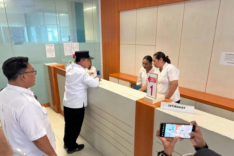 Penjabat Gubernur Papua Ramses Limbong saat melakukan inspeksi mendadak pada salah satu rumah sakit di Kota Jayapura, Papua, Rabu (9/10). (ANTARA/HO- Pemprov Papua)