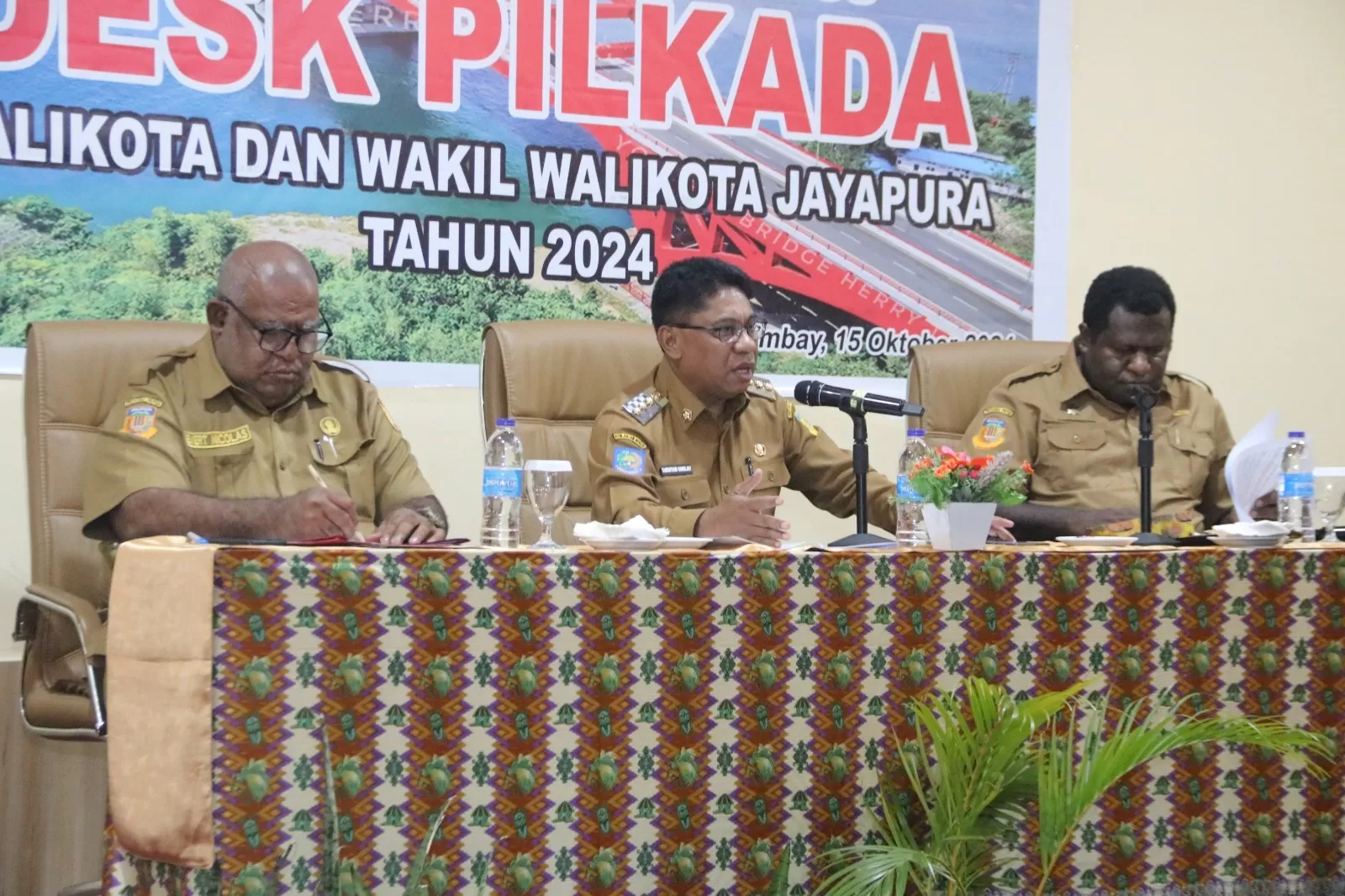 Penjabat Wali Kota Jayapura, Christian Sohiliat ketika memimpin Rapat Kordinasi Desk Pilkada (Foto: Humas Pemkot Jayapura).  