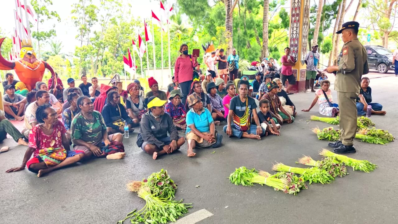 Puluhan pedagang dari Pasar Otonom Kotaraja saat melakukan aksi protes kepada pemerintah kota Jayapura terkait pemberlakuan aturan baru pasca penertiban beberapa waktu lalu, Rabu (16/10).  (CENDERAWASIH POS/ROBERTH MBOIK)