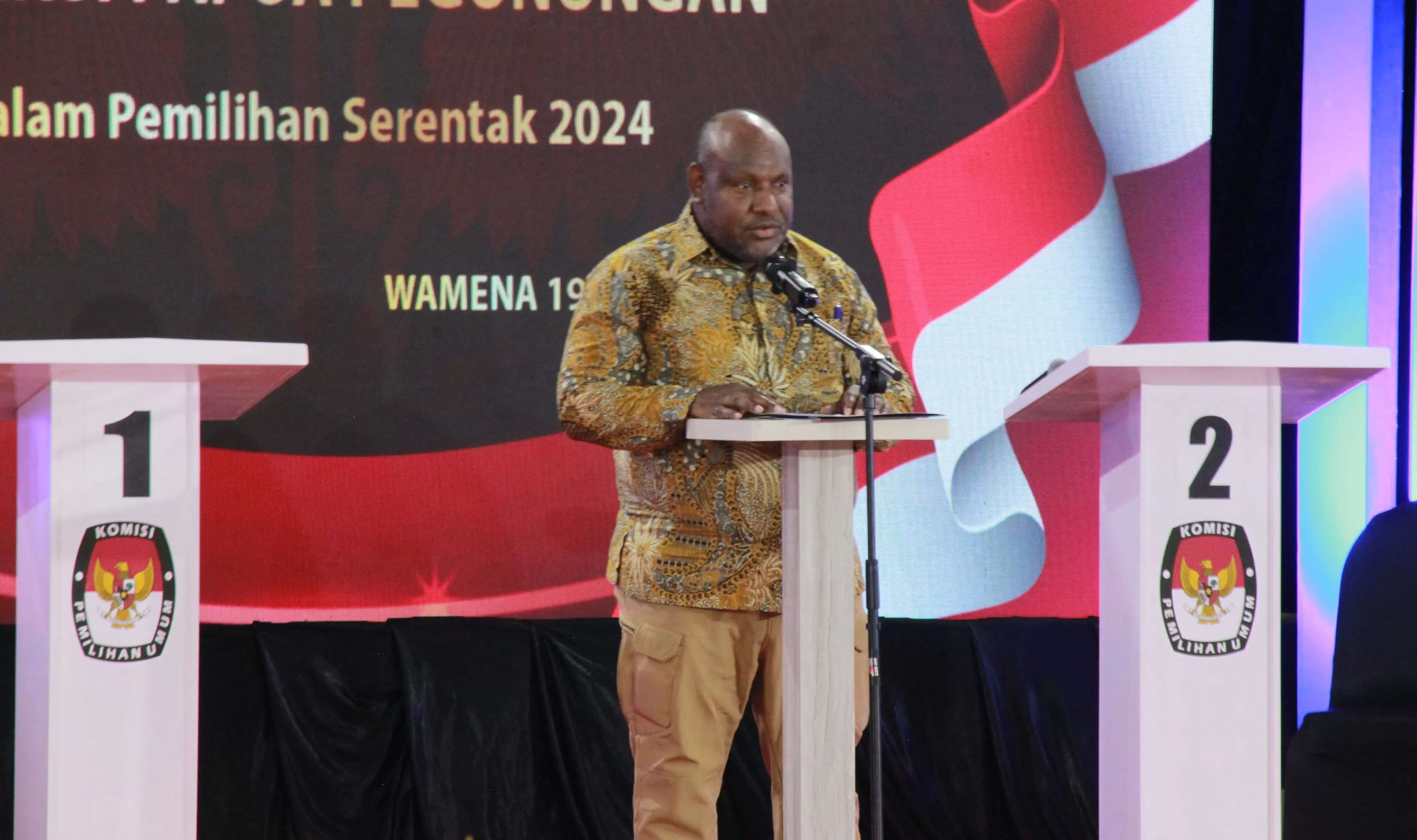 Ketua KPU Papua Pegunugan Daniel Jingga saat menerima rumusan pertanyaan untuk debat kandidat pertama Calon Gubernur dan Wakil Gubernur dari Panelis di gedung Aithosa Wamena Sabtu (19/10/2024) (CENDERAWASIH POS/DENI TONJAU)