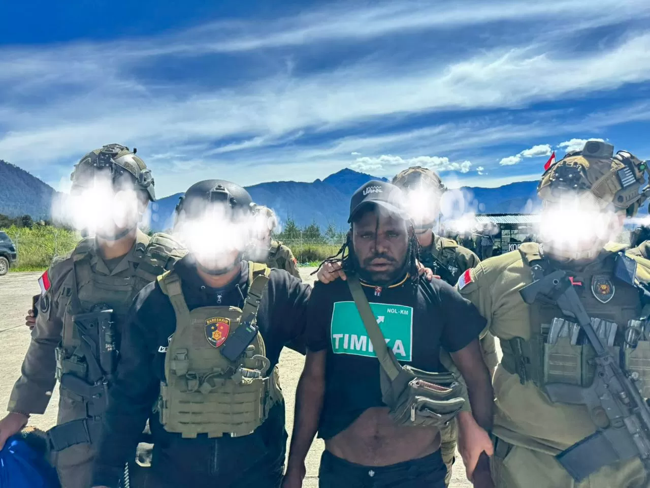 Satgas Ops Damai Cartenz (ODC) 2024, saat menangkap DPO KKB Puncak, Mairon Tabuni alias Solikin, di Bandara Aminggaru Ilaga, Kabupaten Puncak pada Senin, (21/10/2024). ((Ceposonline.com/Humas Operasi Damai Cartenz))