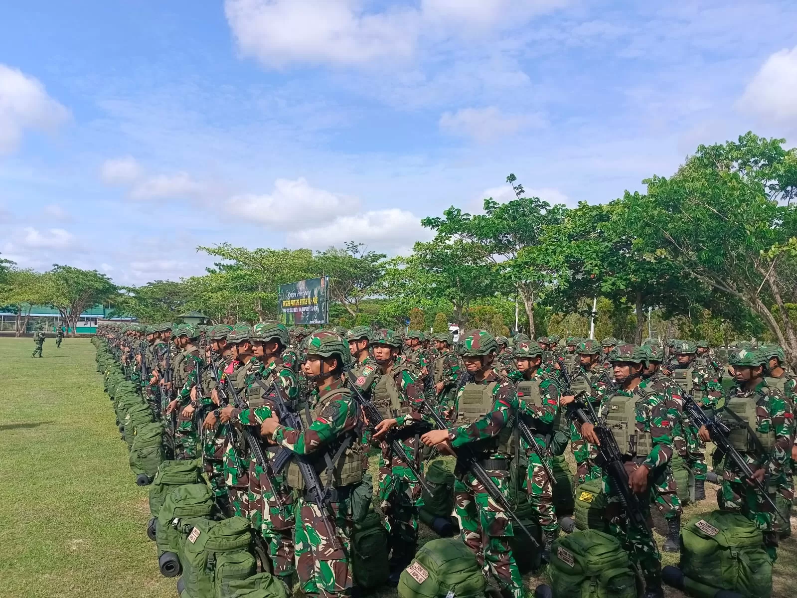 Satgas Pamtas RI-PNG Yonif 312/Kala Hitam yang tiba dan langsung dilakukan upacara penerimaan di Makorem 174/ATW, Tanah Miring Merauke, Rabu (23/10) Ceposonline.com/Sulo