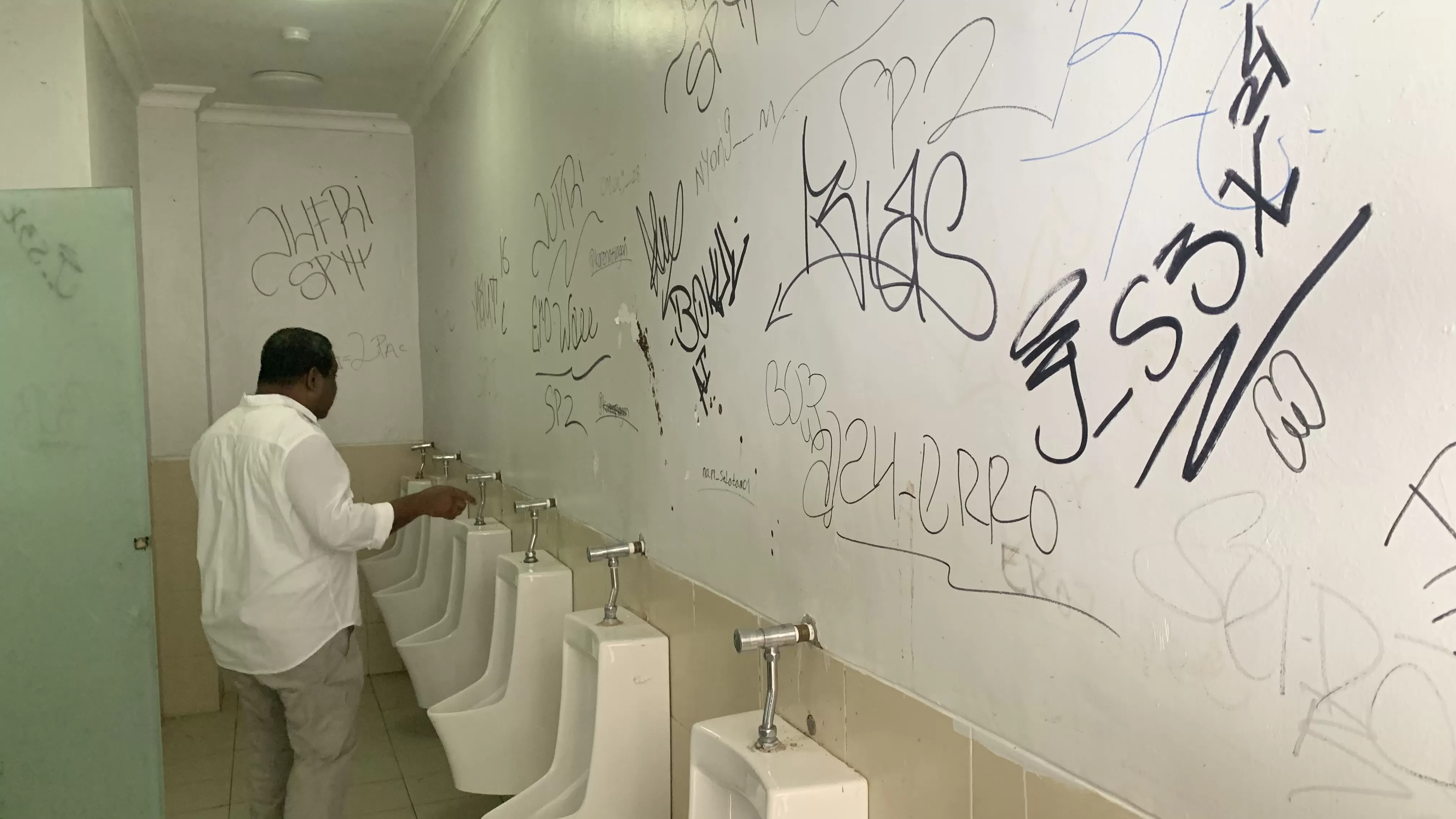 Wakil Ketua I KONI Papua Tengah, Cessar Avianto Tunya, meninjau GOR Futsal Timika. (Cenderawasih Pos/WAHYU WELERUBUN)