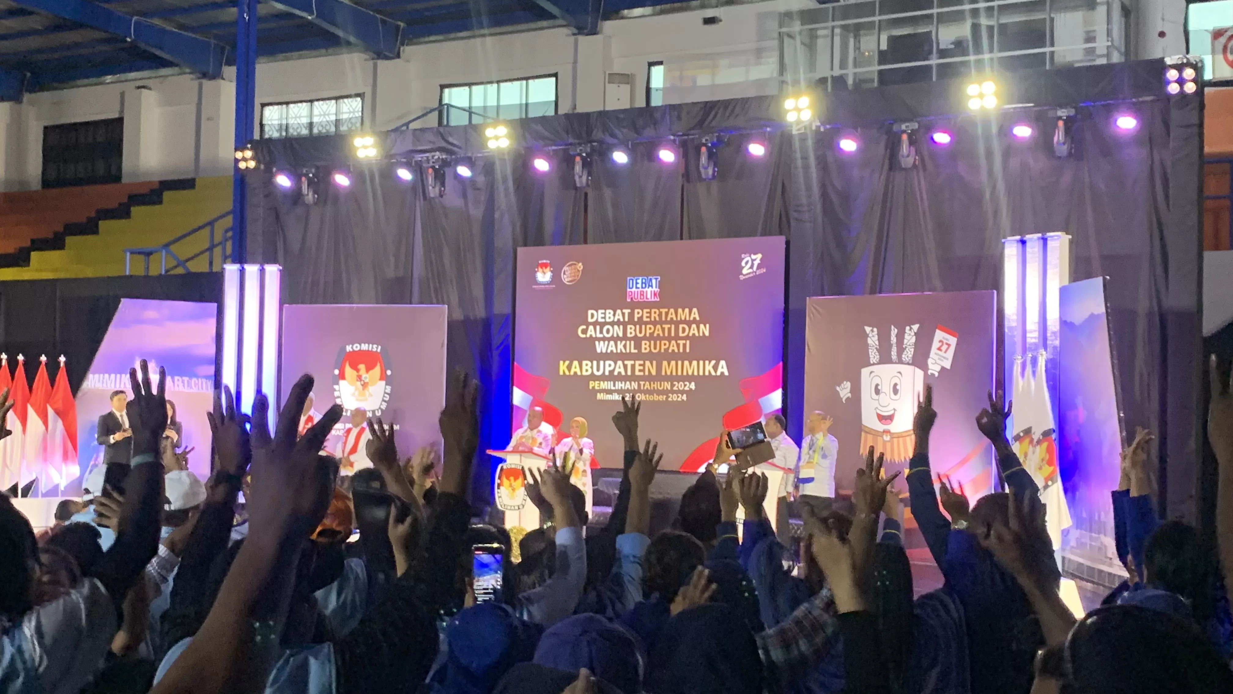 Suasana debat perdana Pilkada Mimika. (Cenderawasih Pos/WAHYU WELERUBUN)