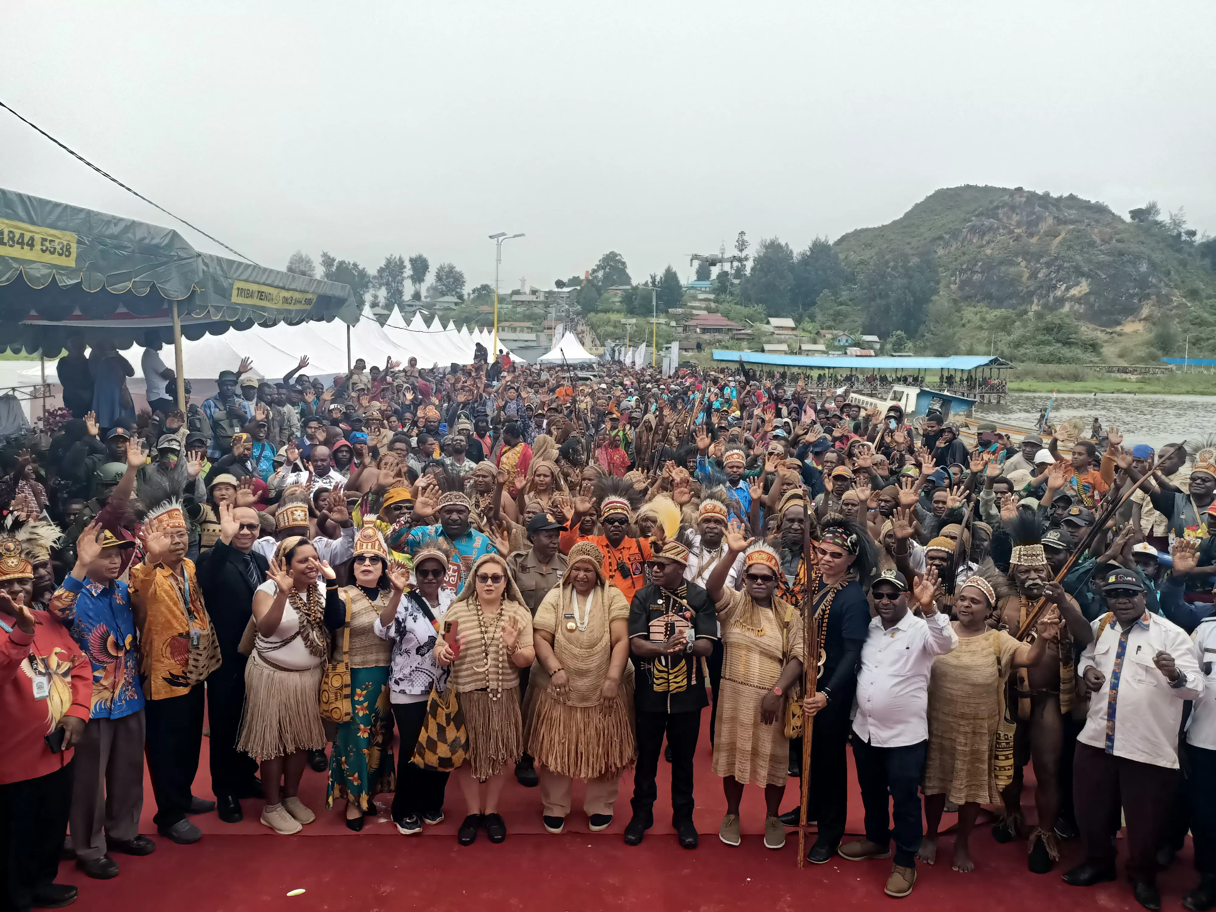 Plt Assisten I Setda Papua Tengah, Dr. Menase Kadepa didampingi Pj Bupati Paniai, Dr. Martha Pigome dan Sekda Paniai Denci Meri Nawipa, bersama masyarakat menyaksikan pembukaan Festival Danau Paniai. ((Panitia for cepos))