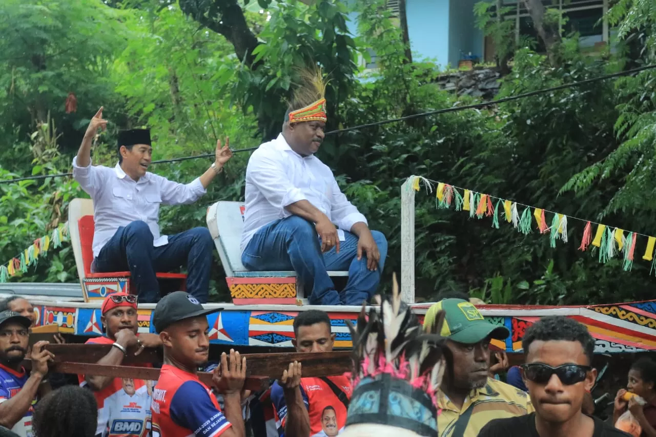 Pasangan Boy Markus Dawir dan Dipo Wibowo saat diarak warga menuju Rusun Dok IX&nbsp; Jayapura Utara, Rabu (23/10).(Econ For Cepos)