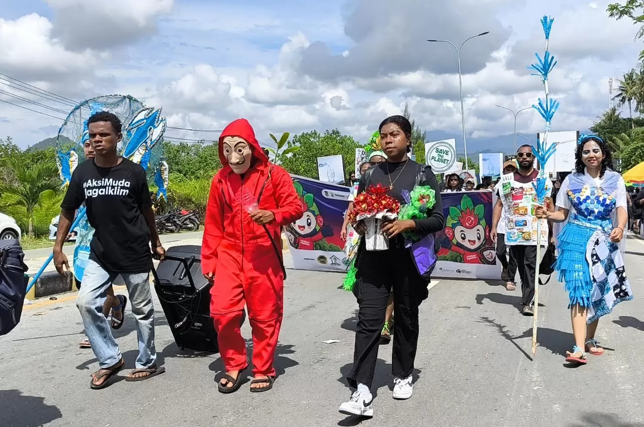 Sejumlah anak-anak muda di Jayapura ketika melakukan aksi kampanye lingkungan di lokasi Car Free Day, Holtekamp, Sabtu (26/10/2024).&nbsp;(Gamel Cepos)