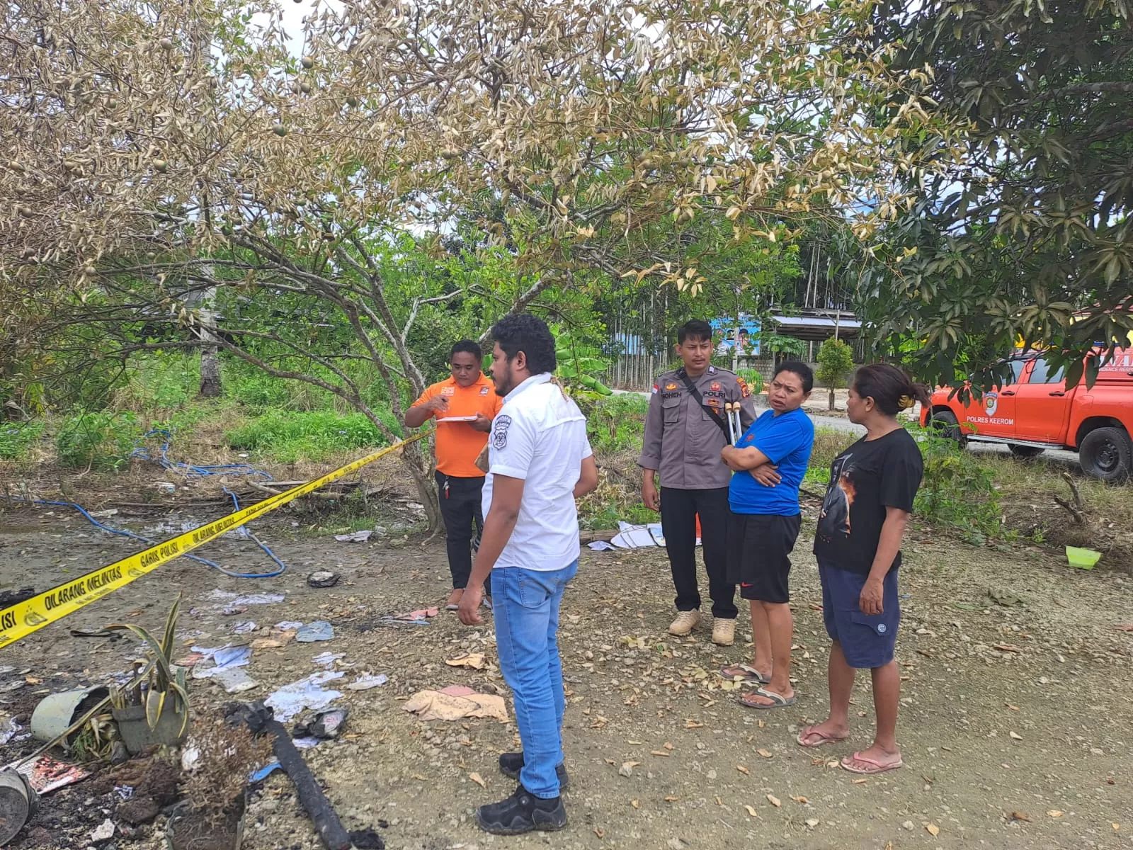 Personel Polres Keerom saat melaksanakan olah TKP kebakaran rumah milik warga di Kampung Wulukubun Arso XIV, Distrik Arso Skanto, Senin (28/10/2024).(Ceposonline.com/Mustakim Ali)