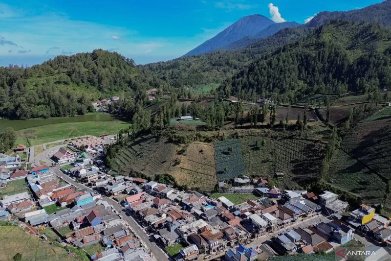 Foto udara kawasan Desa Ranupani di Lumajang, Jawa Timur, Kamis (12/9/2024). Kementerian Desa, Pembangunan Daerah Tertinggal, dan Transmigrasi (Kemendes PDTT) mengalokasikan Rp12,31 triliun dana desa  (ANTARA FOTO/Irfan Sumanjaya/Spt.)