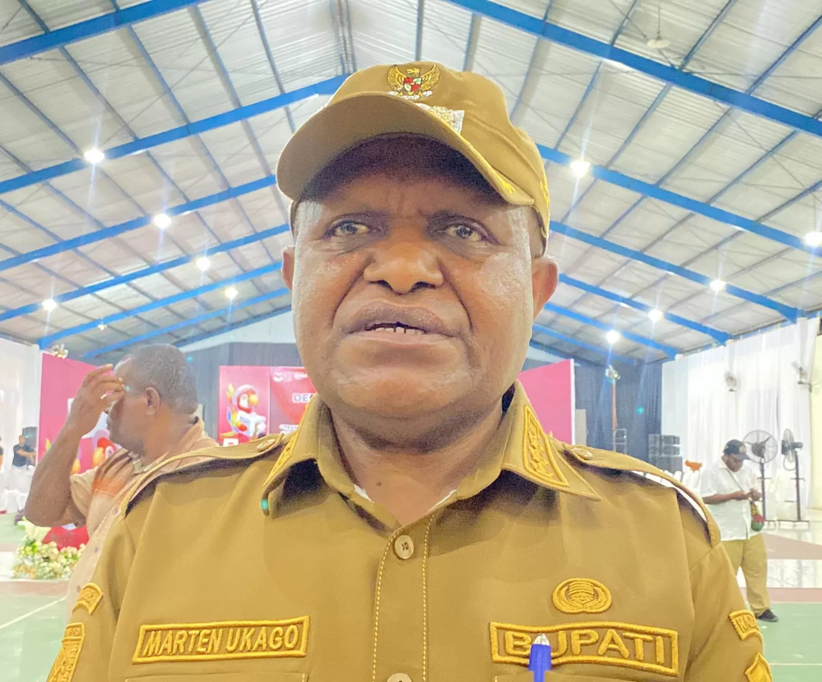 Pj. Bupati Kabupaten Dogiyai, Marthen Ukago saat memberikan keterangan kepada pers. (There/Ceposonline,com)