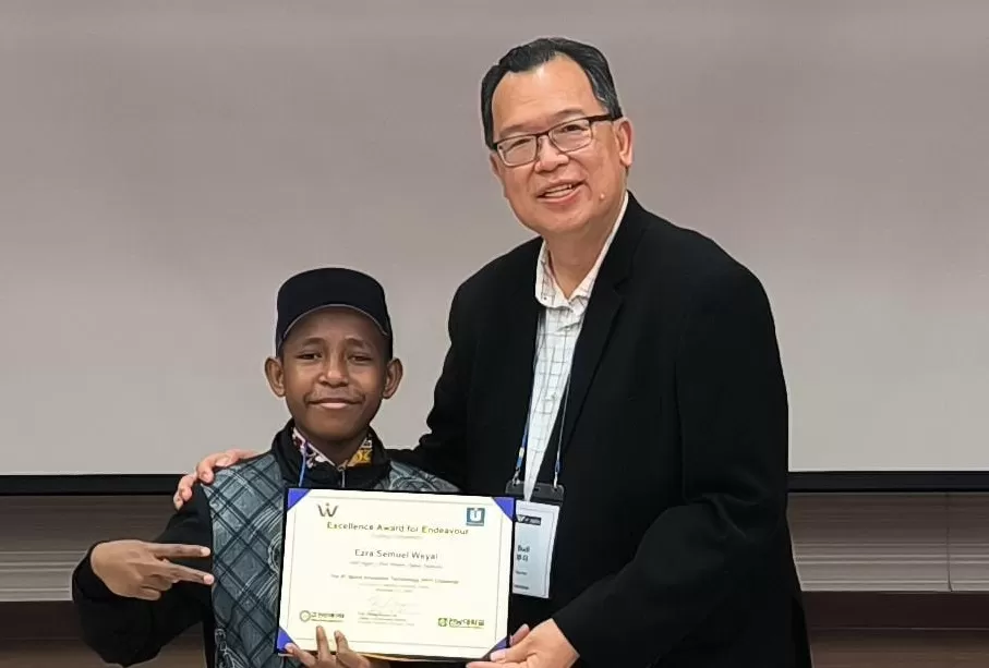 Esra Samuel Weyai, siswa kelas VII SMP Negeri 1 Biak Kota, Papua, berhasil mengharumkan nama Indonesia usai raih perunggu di 9th World Innovative Technology Challenge di Korea Selatan. (Cenderawasih Pos/ISMAIL)