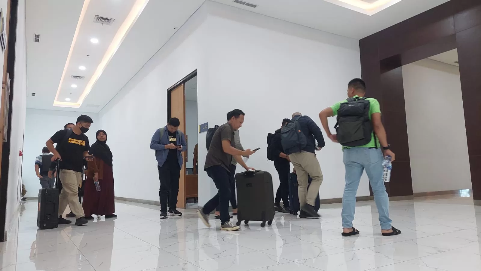 Anggota KPK saat keluar dari ruang Benset Provinsi Papua, Senin (4/11/2024) (Cenderawasih Pos/ELFIRA)