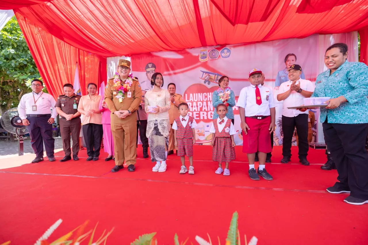 Pj. Gubernur Papua Tengah, Anwar Harun Damanik didampingi Penjabat Ketua TP-PKK Provinsi Papua Tengah Yosina Anwar Damanik dan sejumlah Forkopimda saat mengikuti launching program sehat bergizi. ((Humas Pemprov Papua Tengah))
