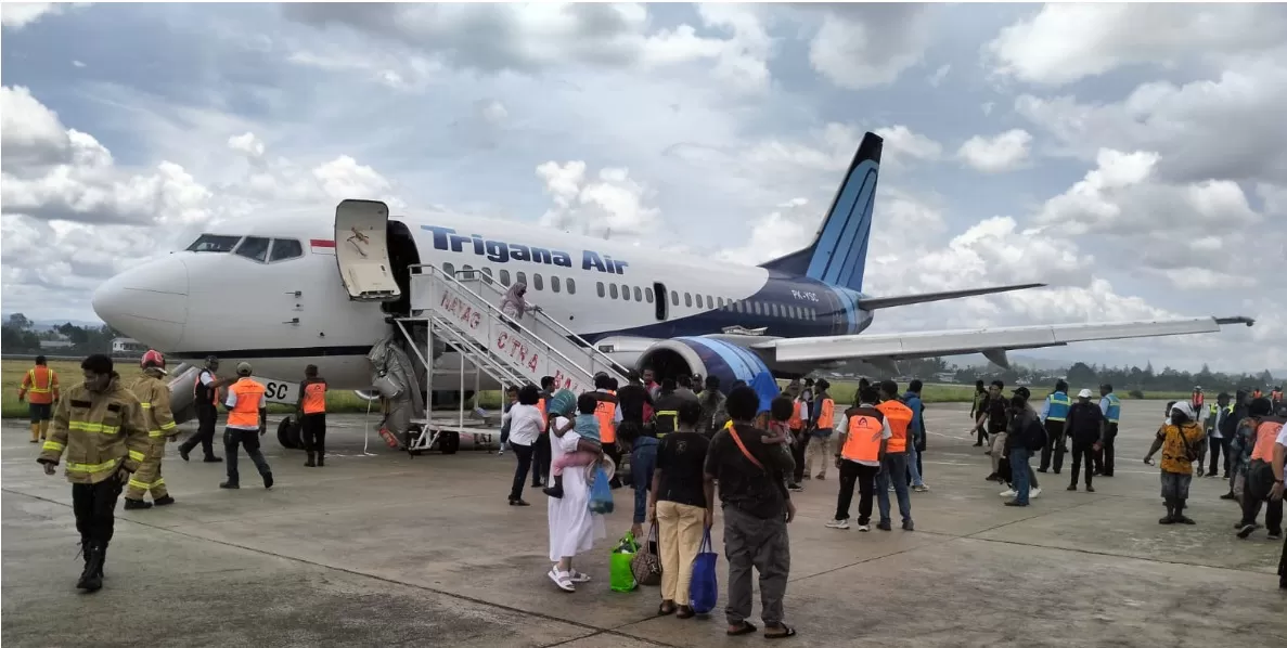 Para penumpang yang berhamburan keluar pesawat Trigana Air yang gagal terbang di Bandara Sentani Jayapura, Selasa (5/11/2024). (Surya Eka for Ceposonline.com)