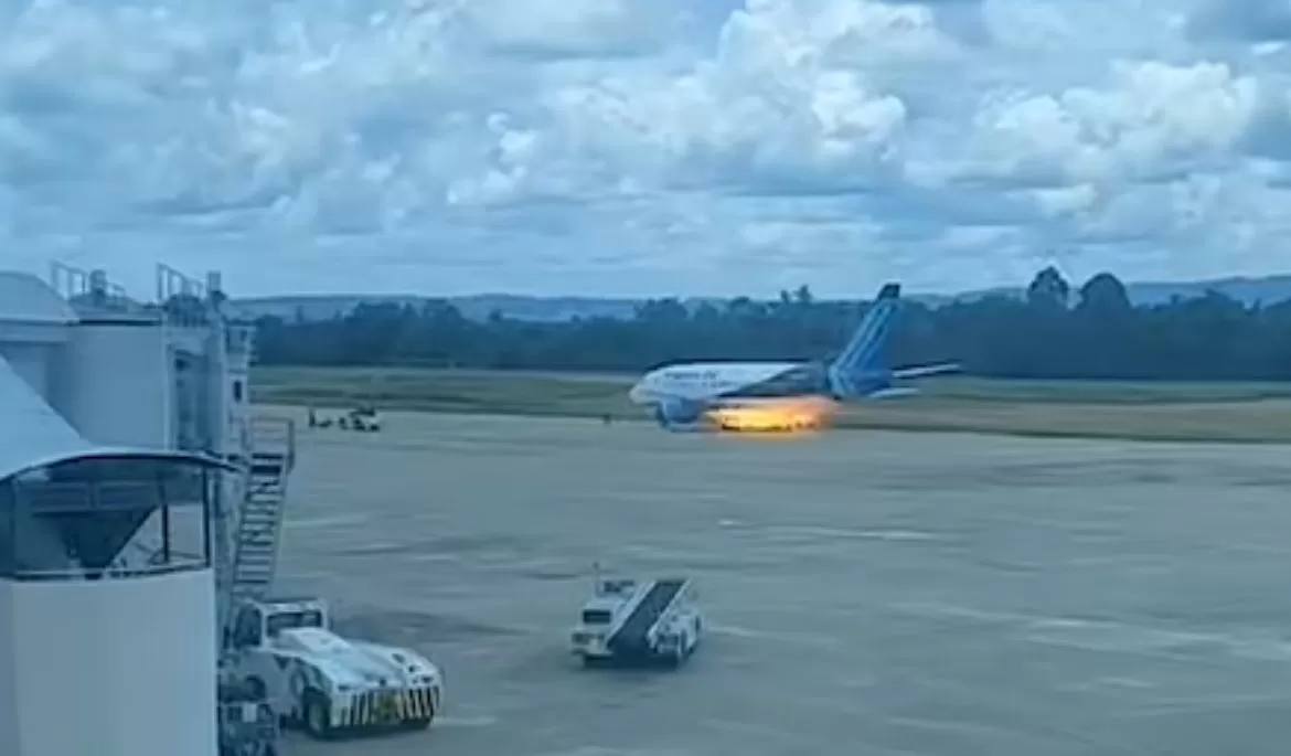 Pesawat Trigana Air yang gagal take off dari Bandara Sentani ke Wamena diketahui mengeluarkan api dari mesin. (Dok Pribadi)