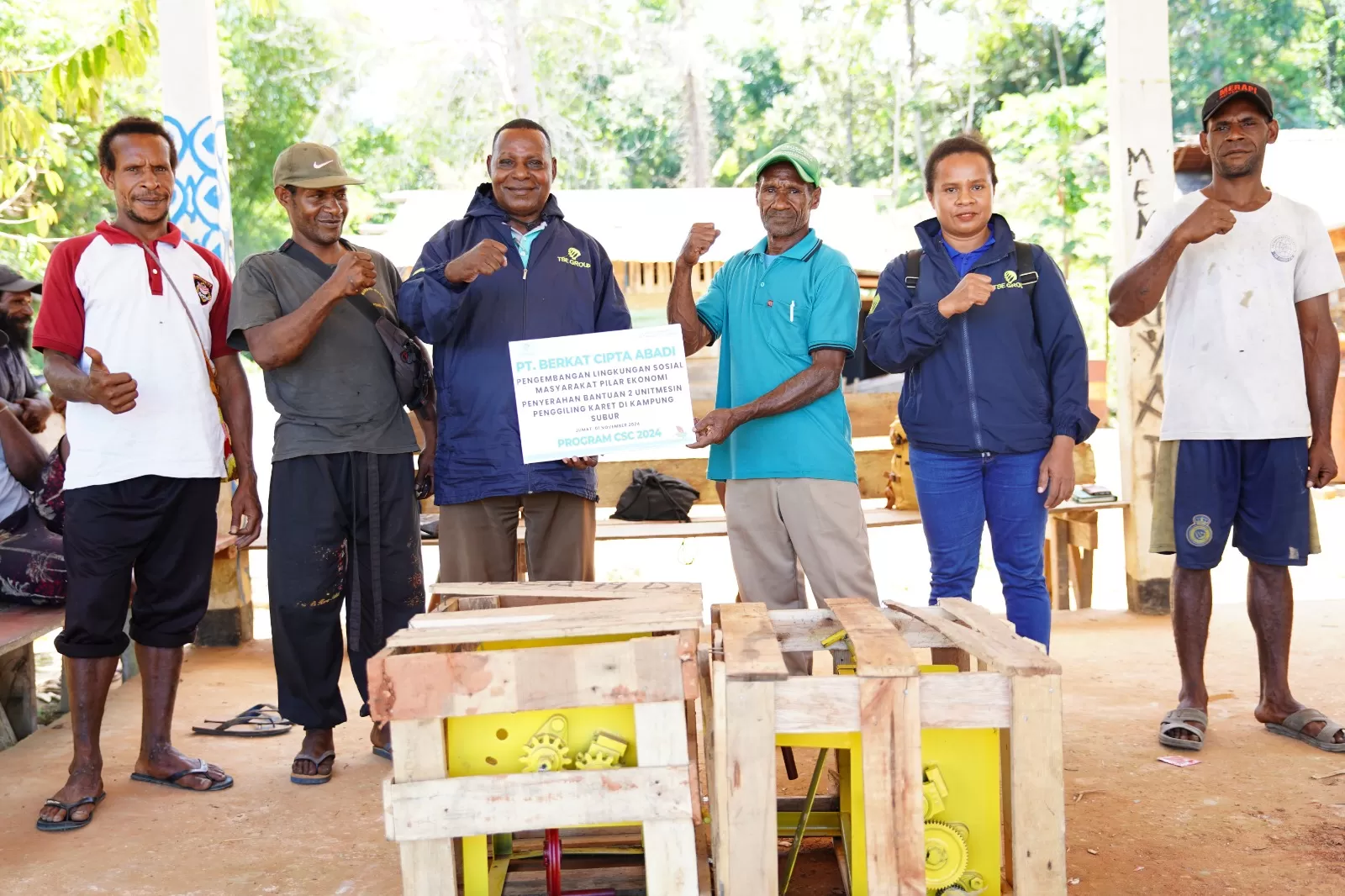 PT. Berkat Cipta Abadi (BCA) merupakan anak usaha TSE Group yang menyerahkan bantuan mesin penggiling karet kepada masyarakat kelompok tani karet di kampung Aiwat dan kampung Subur, Boven Digoel. (TSE GROUP)